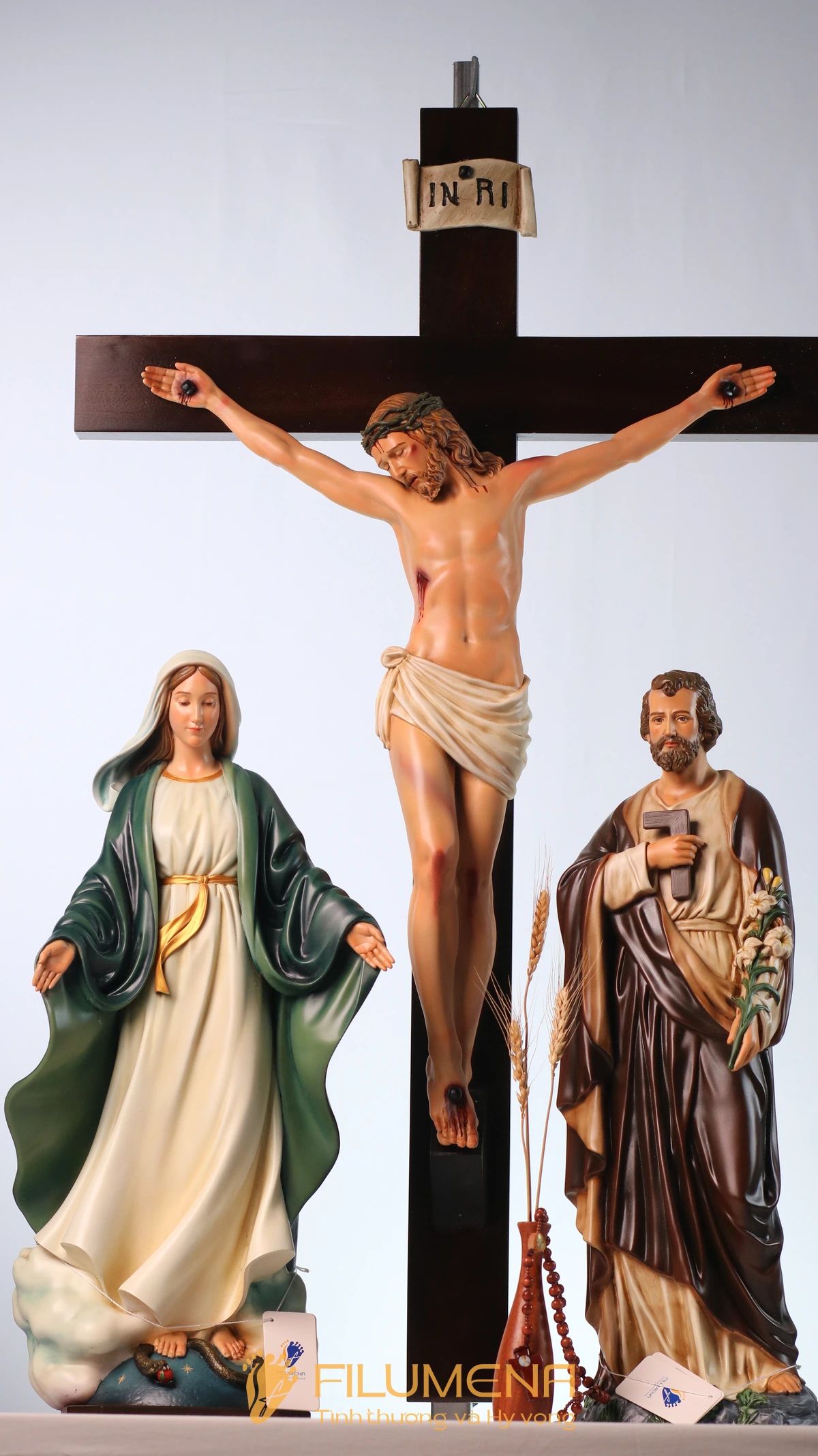 Bàn thờ Công giáo phòng khách tại Nhà sách Dòng Chúa Cứu Thế. Tượng Công giáo Filumena là tượng của Tình thương và Hy vọng. Bản quyền các tác phẩm tượng Công giáo thuộc về Filumena Art, Cộng hòa Pháp. Filumena sáng tác và sản xuất nhiều mẫu tượng Công giáo khác như Tượng Đức Mẹ La Vang, Tượng Chúa hài đồng, Tượng Giáng sinh mini, Tượng Giáng sinh, Tượng Chúa Giáng sinh