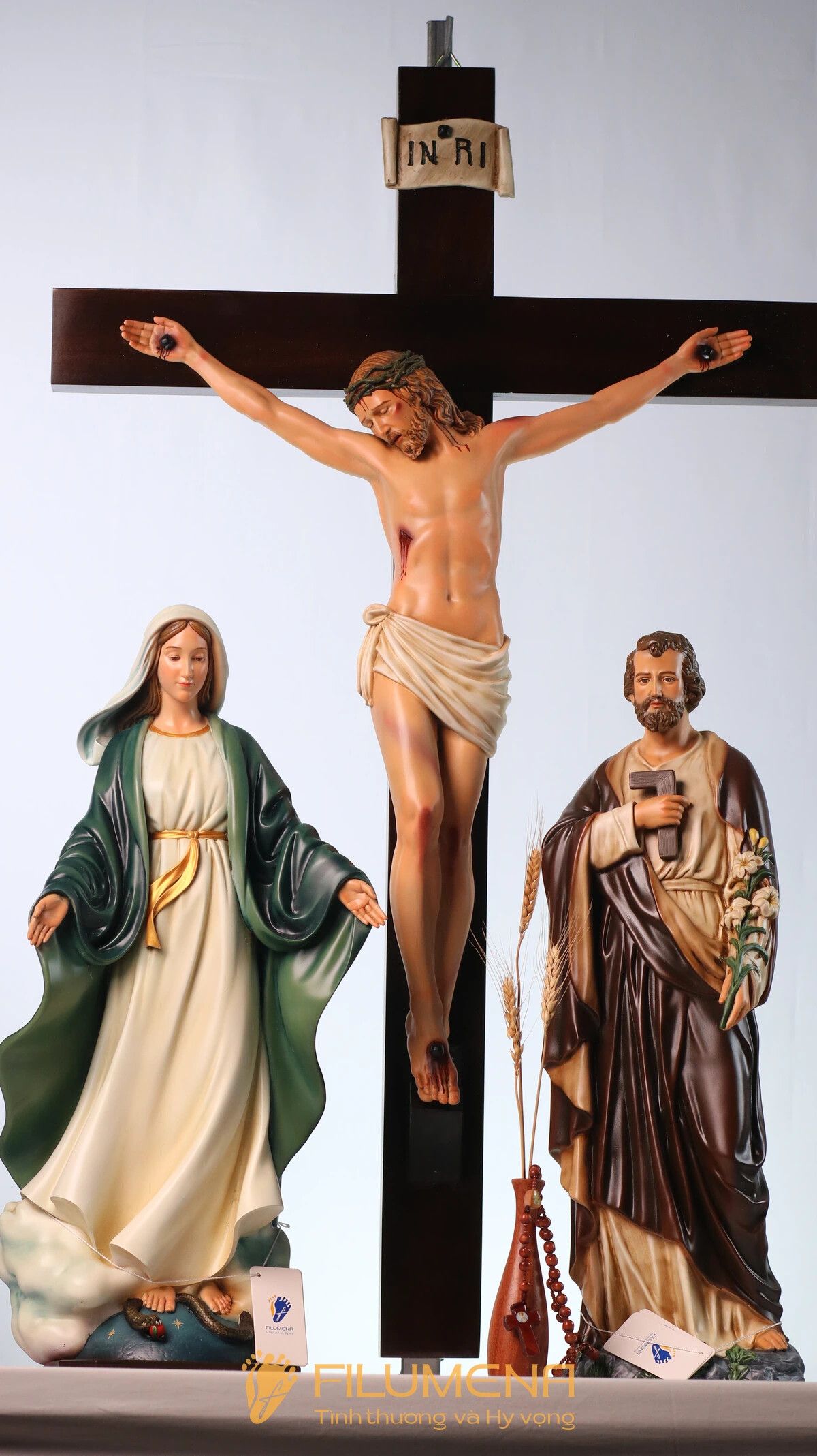 Bàn thờ Chúa và gia tiên tại TGP. Sài Gòn. Tượng Công giáo Filumena là tượng của Tình thương và Hy vọng. Bản quyền các tác phẩm tượng Công giáo thuộc về Filumena Art, Cộng hòa Pháp. Filumena sáng tác và sản xuất nhiều mẫu tượng Công giáo khác như Tượng Đức Mẹ La Vang, Tượng Thánh Antôn, Bàn thờ Chúa, Bàn thờ Chúa - tượng Công giáo Filumena, Bàn thờ Chúa và gia tiên