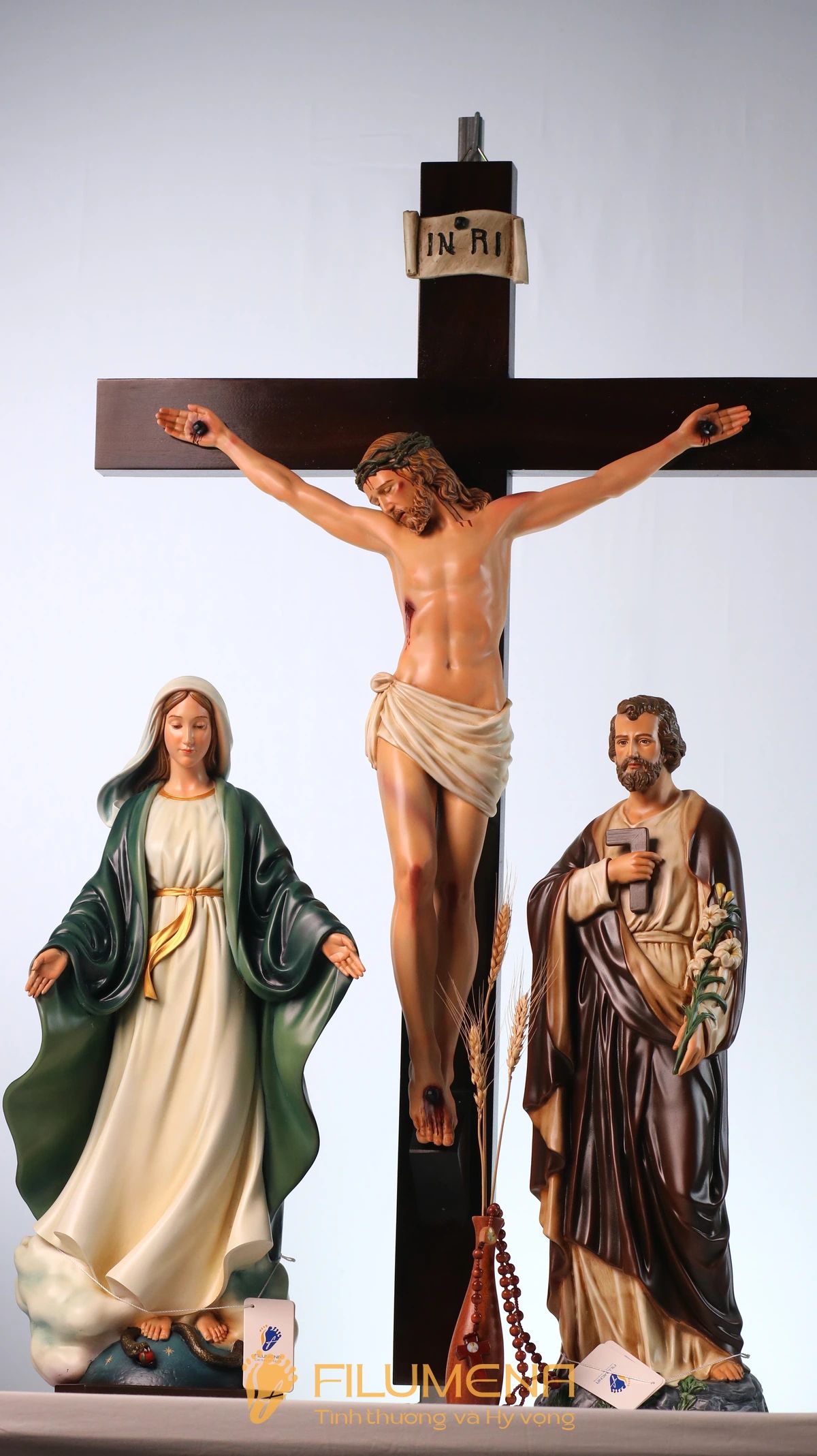 Bàn thờ Chúa tại Gia Kiệm. Tượng Công giáo Filumena là tượng của Tình thương và Hy vọng. Bản quyền các tác phẩm tượng Công giáo thuộc về Filumena Art, Cộng hòa Pháp. Filumena sáng tác và sản xuất nhiều mẫu tượng Công giáo khác như Tượng Đức Mẹ Fatima, Tượng Đức Mẹ Lộ Đức, Tượng Đức Mẹ, Tượng Mẹ Maria, Tượng Đức Mẹ để xe hơi