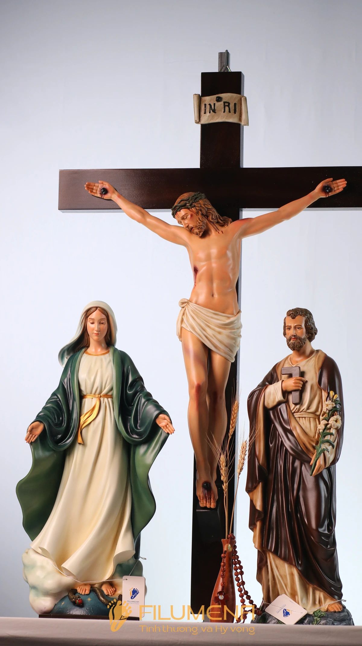 Bàn thờ Công giáo tại An Giang. Tượng Công giáo Filumena là tượng của Tình thương và Hy vọng. Bản quyền các tác phẩm tượng Công giáo thuộc về Filumena Art, Cộng hòa Pháp. Filumena sáng tác và sản xuất nhiều mẫu tượng Công giáo khác như Tượng Đức Mẹ, Tượng Đức Mẹ Lộ Đức, Tượng Đức Mẹ Fatima, Tượng Đức Mẹ Ban Ơn, Tượng Chúa
