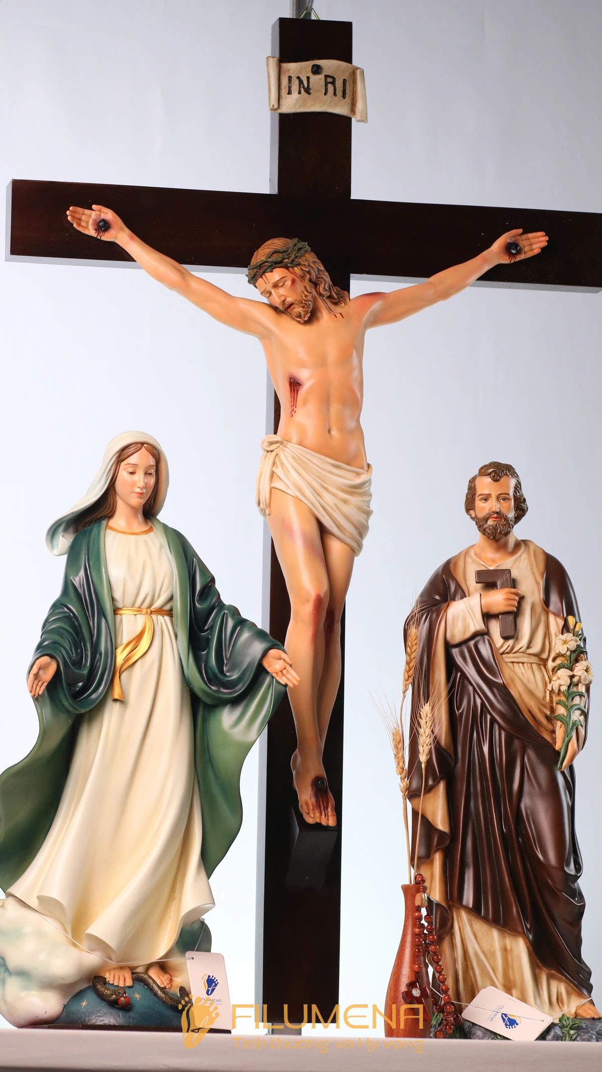 Bàn thờ Công giáo phòng khách tại Úc. Tượng Công giáo Filumena là tượng của Tình thương và Hy vọng. Bản quyền các tác phẩm tượng Công giáo thuộc về Filumena Art, Cộng hòa Pháp. Filumena sáng tác và sản xuất nhiều mẫu tượng Công giáo khác như Tượng Đức Mẹ La Vang, Tượng Chúa hài đồng, Tượng Giáng sinh mini, Tượng Giáng sinh, Tượng Chúa Giáng sinh