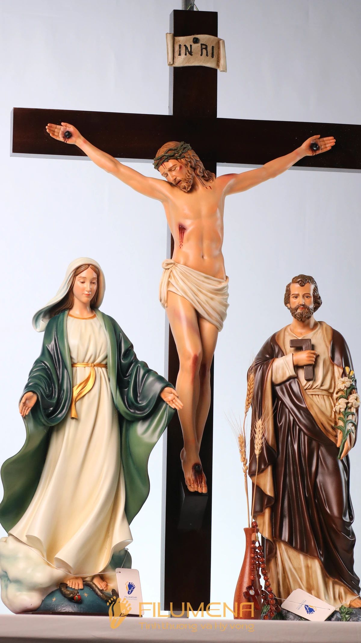 Bàn thờ Chúa phòng khách tại Nhà sách Dòng Mến Thánh Giá Hà Nội. Tượng Công giáo Filumena là tượng của Tình thương và Hy vọng. Bản quyền các tác phẩm tượng Công giáo thuộc về Filumena Art, Cộng hòa Pháp. Filumena sáng tác và sản xuất nhiều mẫu tượng Công giáo khác như Bàn thờ Chúa, Tượng Đức Mẹ La Vang, Tượng Chúa hài đồng, Tượng Giáng sinh mini, Tượng Giáng sinh