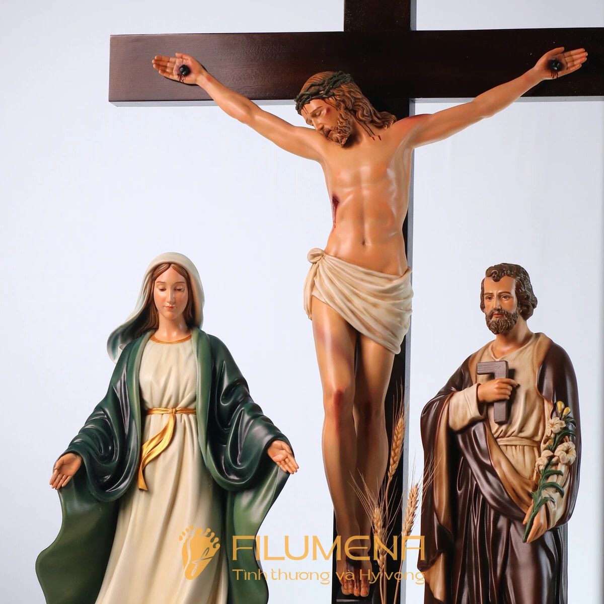 Bàn thờ Chúa phòng khách tại Nhà sách Dòng Mến Thánh Giá Hà Nội. Tượng Công giáo Filumena là tượng của Tình thương và Hy vọng. Bản quyền các tác phẩm tượng Công giáo thuộc về Filumena Art, Cộng hòa Pháp. Filumena sáng tác và sản xuất nhiều mẫu tượng Công giáo khác như Tượng công giáo mini, Tượng chuộc tội, Tượng chịu nạn, Tượng Chúa Giê-su, Tượng Chúa