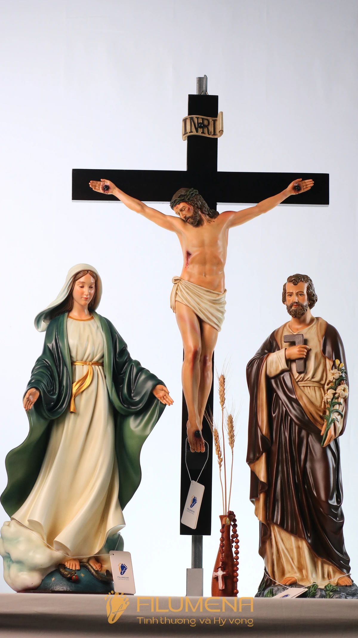 Bàn thờ Chúa tại Dòng Mến Thánh Giá Vinh. Tượng Công giáo Filumena là tượng của Tình thương và Hy vọng. Bản quyền các tác phẩm tượng Công giáo thuộc về Filumena Art, Cộng hòa Pháp. Filumena sáng tác và sản xuất nhiều mẫu tượng Công giáo khác như Tượng Đức Mẹ Fatima, Tượng Đức Mẹ Lộ Đức, Tượng Đức Mẹ, Tượng Đức Mẹ để xe hơi, Tượng Đức Mẹ để xe ô tô
