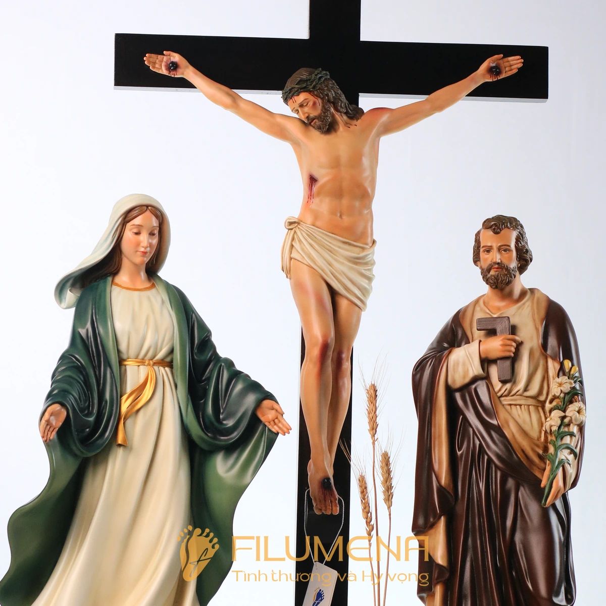 Bàn thờ Chúa và gia tiên tại Nhà sách Dòng Mến Thánh Giá Hà Nội. Tượng Công giáo Filumena là tượng của Tình thương và Hy vọng. Bản quyền các tác phẩm tượng Công giáo thuộc về Filumena Art, Cộng hòa Pháp. Filumena sáng tác và sản xuất nhiều mẫu tượng Công giáo khác như Tượng Chúa hài đồng, Tượng Đức Mẹ La Vang, Bàn thờ Chúa, Bàn thờ Chúa - tượng Công giáo Filumena, Bàn thờ Công giáo