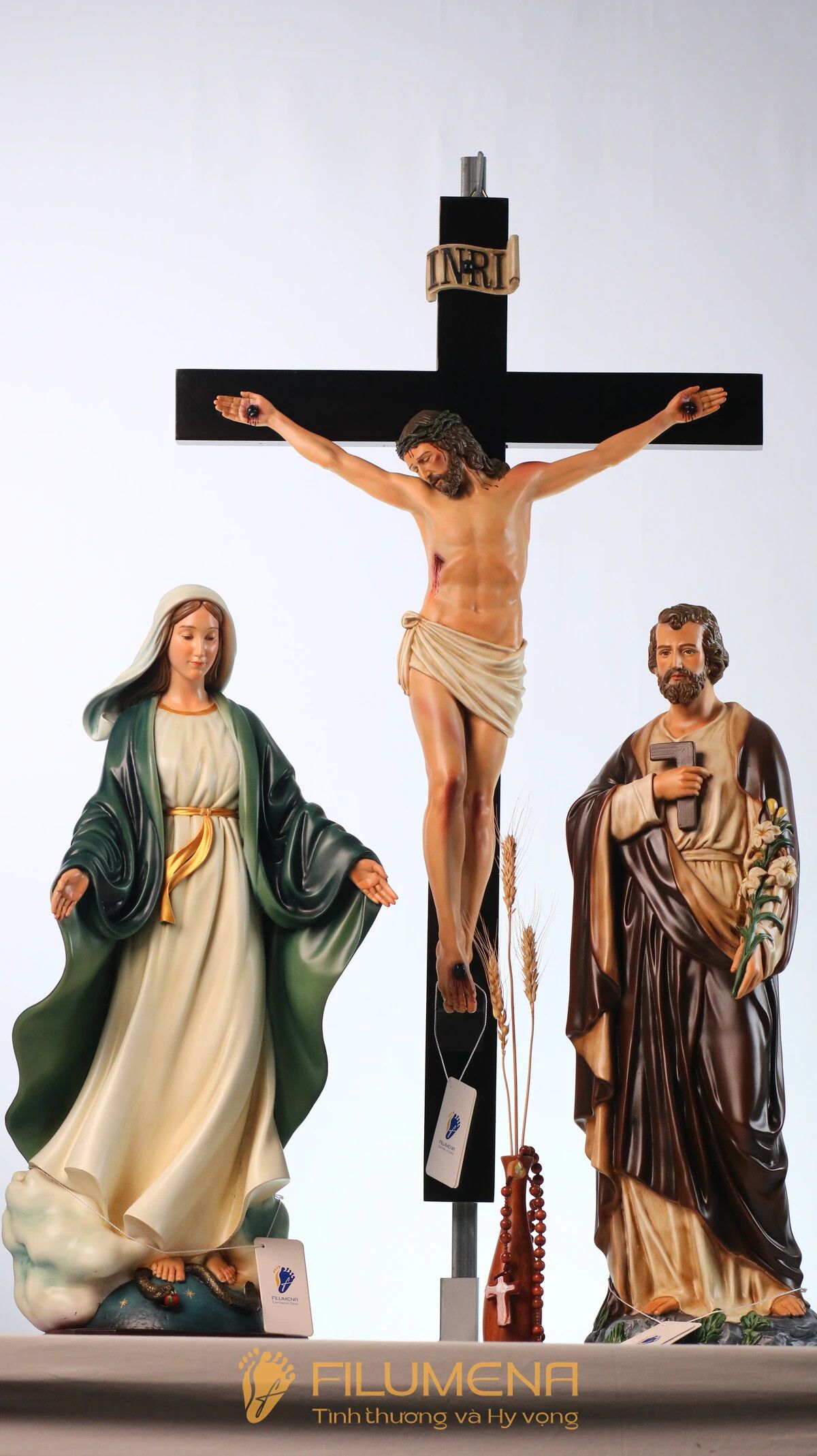 Bàn thờ Chúa phòng khách tại Nhà sách Dòng Mến Thánh Giá Hà Nội. Tượng Công giáo Filumena là tượng của Tình thương và Hy vọng. Bản quyền các tác phẩm tượng Công giáo thuộc về Filumena Art, Cộng hòa Pháp. Filumena sáng tác và sản xuất nhiều mẫu tượng Công giáo khác như Tượng công giáo mini, Tượng chuộc tội, Tượng chịu nạn, Tượng Chúa Giê-su, Tượng Chúa