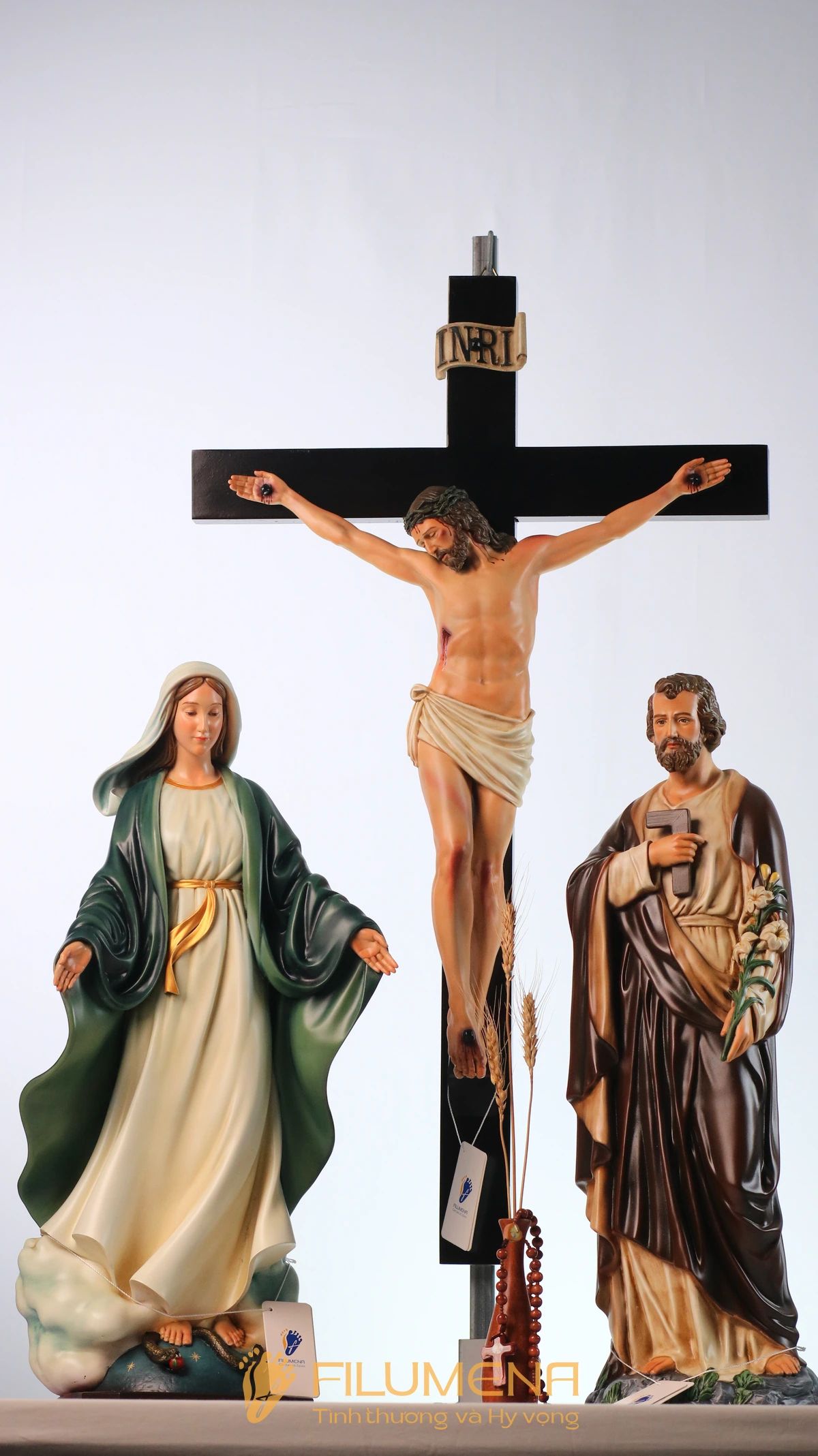 Bàn thờ Chúa và gia tiên tại Nhà sách Dòng Mến Thánh Giá Hà Nội. Tượng Công giáo Filumena là tượng của Tình thương và Hy vọng. Bản quyền các tác phẩm tượng Công giáo thuộc về Filumena Art, Cộng hòa Pháp. Filumena sáng tác và sản xuất nhiều mẫu tượng Công giáo khác như Tượng Chúa hài đồng, Tượng Đức Mẹ La Vang, Bàn thờ Chúa, Bàn thờ Chúa - tượng Công giáo Filumena, Bàn thờ Công giáo
