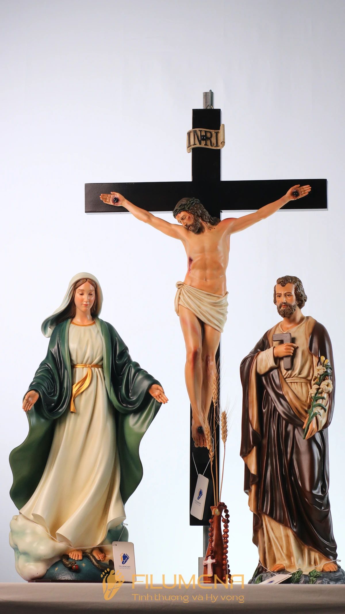 Bàn thờ Chúa phòng khách tại Nhà sách Dòng Chúa Cứu Thế. Tượng Công giáo Filumena là tượng của Tình thương và Hy vọng. Bản quyền các tác phẩm tượng Công giáo thuộc về Filumena Art, Cộng hòa Pháp. Filumena sáng tác và sản xuất nhiều mẫu tượng Công giáo khác như Tượng Giáng sinh, Tượng Chúa Giáng sinh, Bàn thờ Công giáo phòng khách, Tượng công giáo đẹp, Tượng công giáo mini