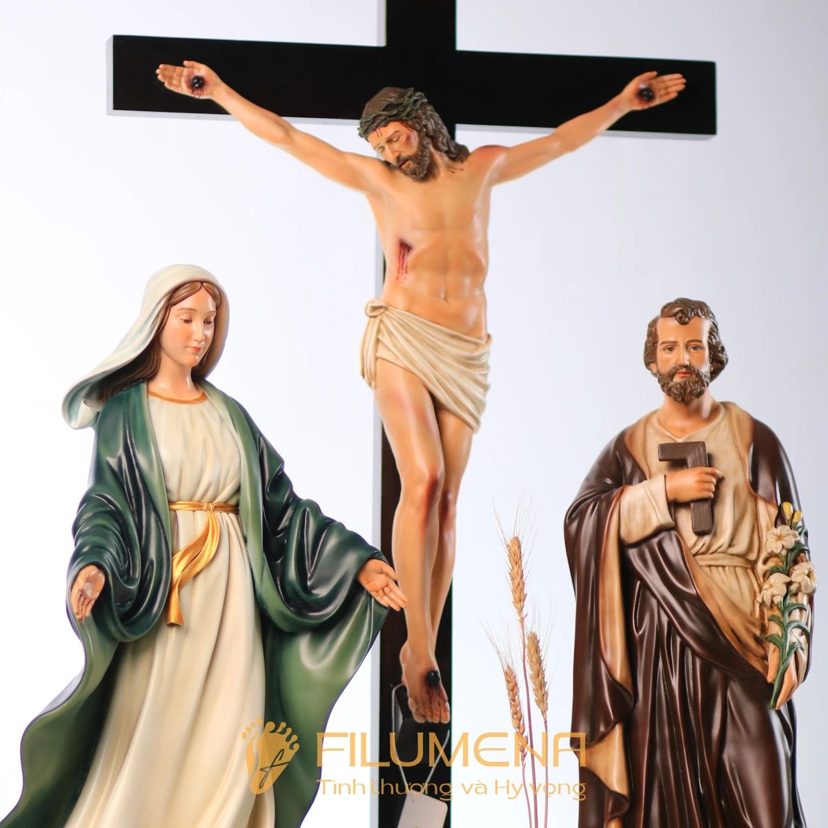 Bàn thờ Công giáo tại Nhà sách Nhà thờ Chánh tòa Đà Nẵng. Tượng Công giáo Filumena là tượng của Tình thương và Hy vọng. Bản quyền các tác phẩm tượng Công giáo thuộc về Filumena Art, Cộng hòa Pháp. Filumena sáng tác và sản xuất nhiều mẫu tượng Công giáo khác như Tượng chịu nạn, Tượng công giáo mini, Tượng công giáo đẹp, Bàn thờ Chúa phòng khách, Bàn thờ Công giáo phòng khách