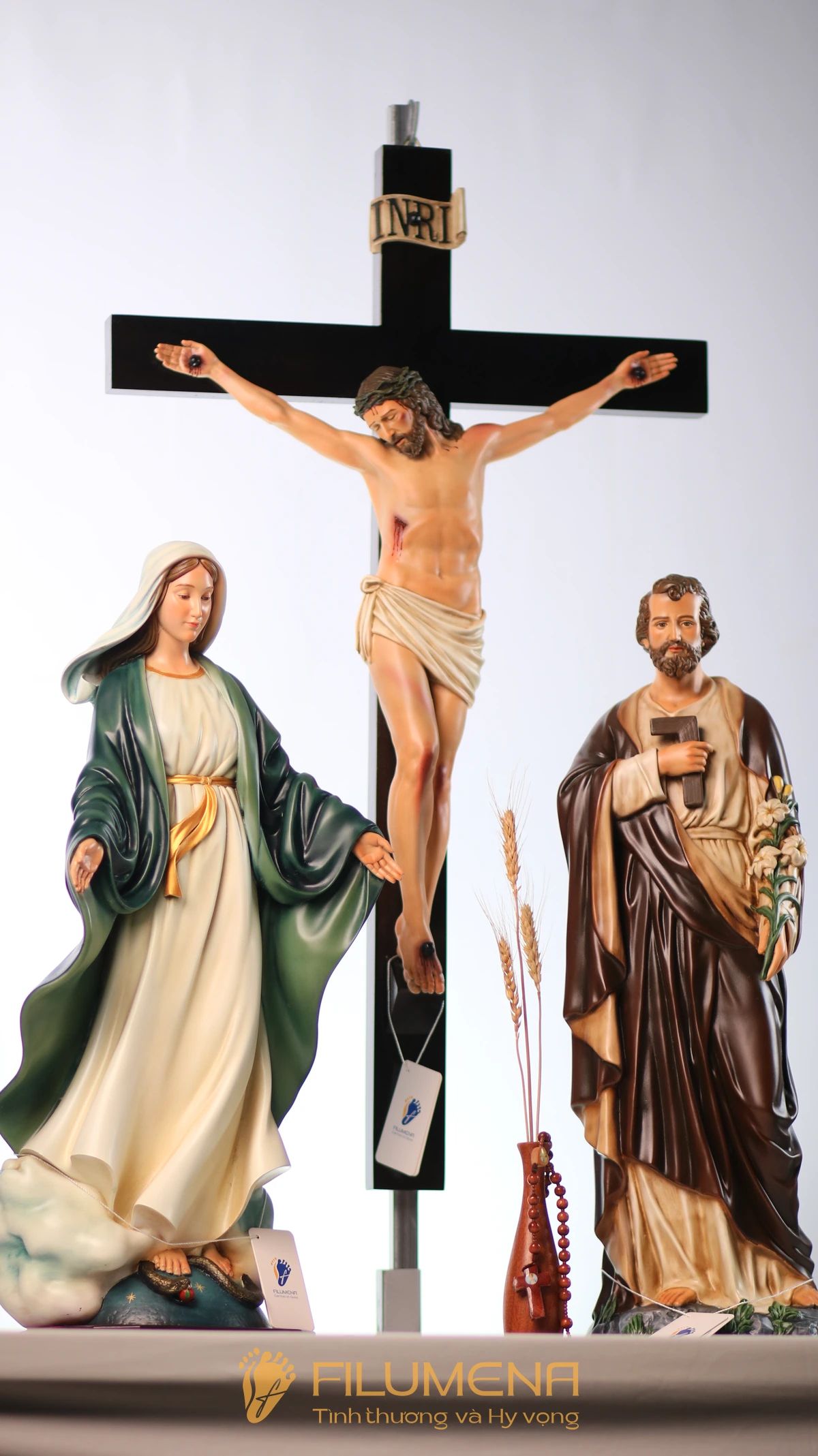 Bàn thờ Công giáo phòng khách do Filumena sáng tác và sản xuất