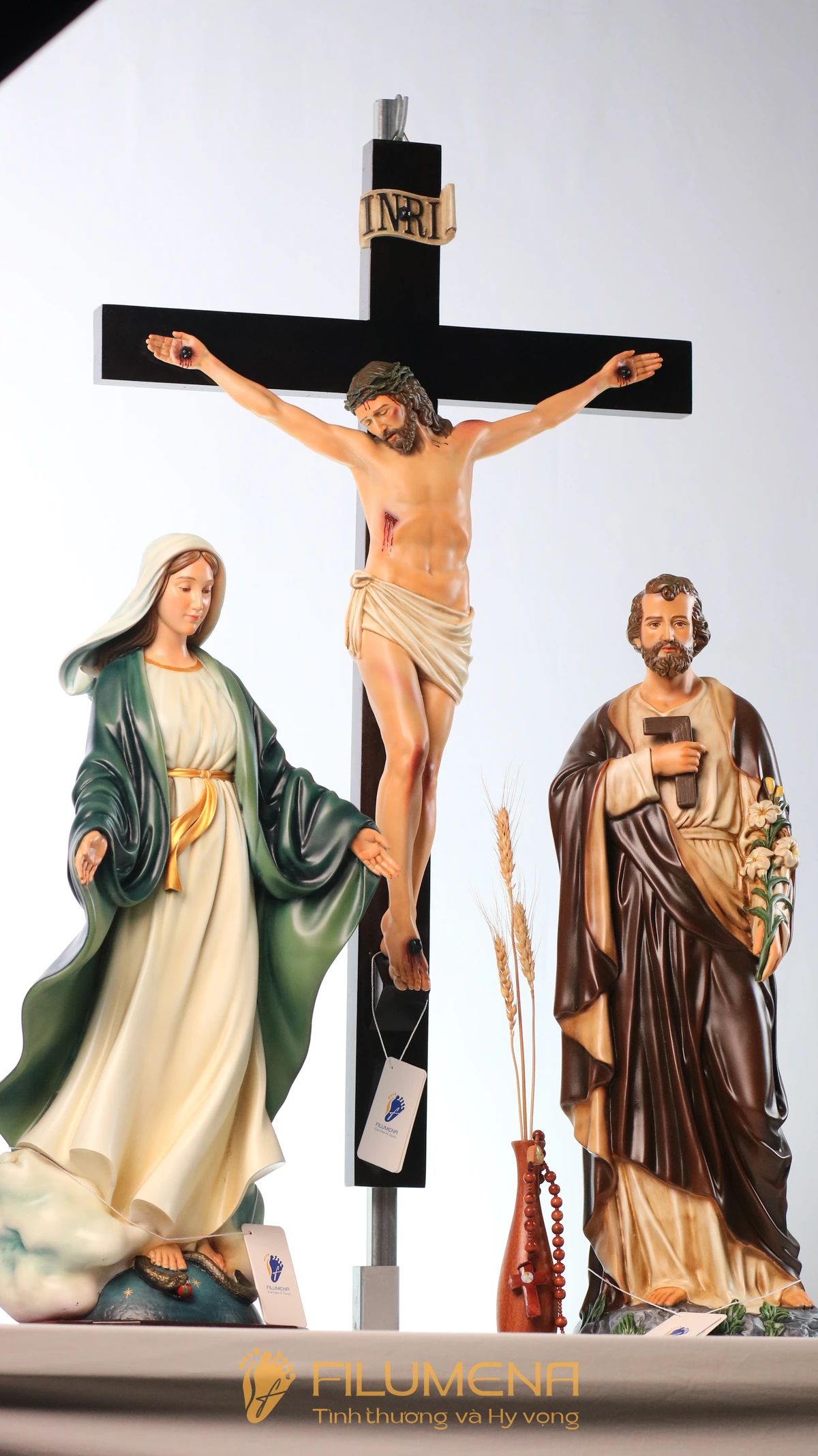 Bàn thờ Chúa phòng khách tại Nhà sách Dòng Chúa Cứu Thế. Tượng Công giáo Filumena là tượng của Tình thương và Hy vọng. Bản quyền các tác phẩm tượng Công giáo thuộc về Filumena Art, Cộng hòa Pháp. Filumena sáng tác và sản xuất nhiều mẫu tượng Công giáo khác như Tượng Giáng sinh, Tượng Chúa Giáng sinh, Bàn thờ Công giáo phòng khách, Tượng công giáo đẹp, Tượng công giáo mini