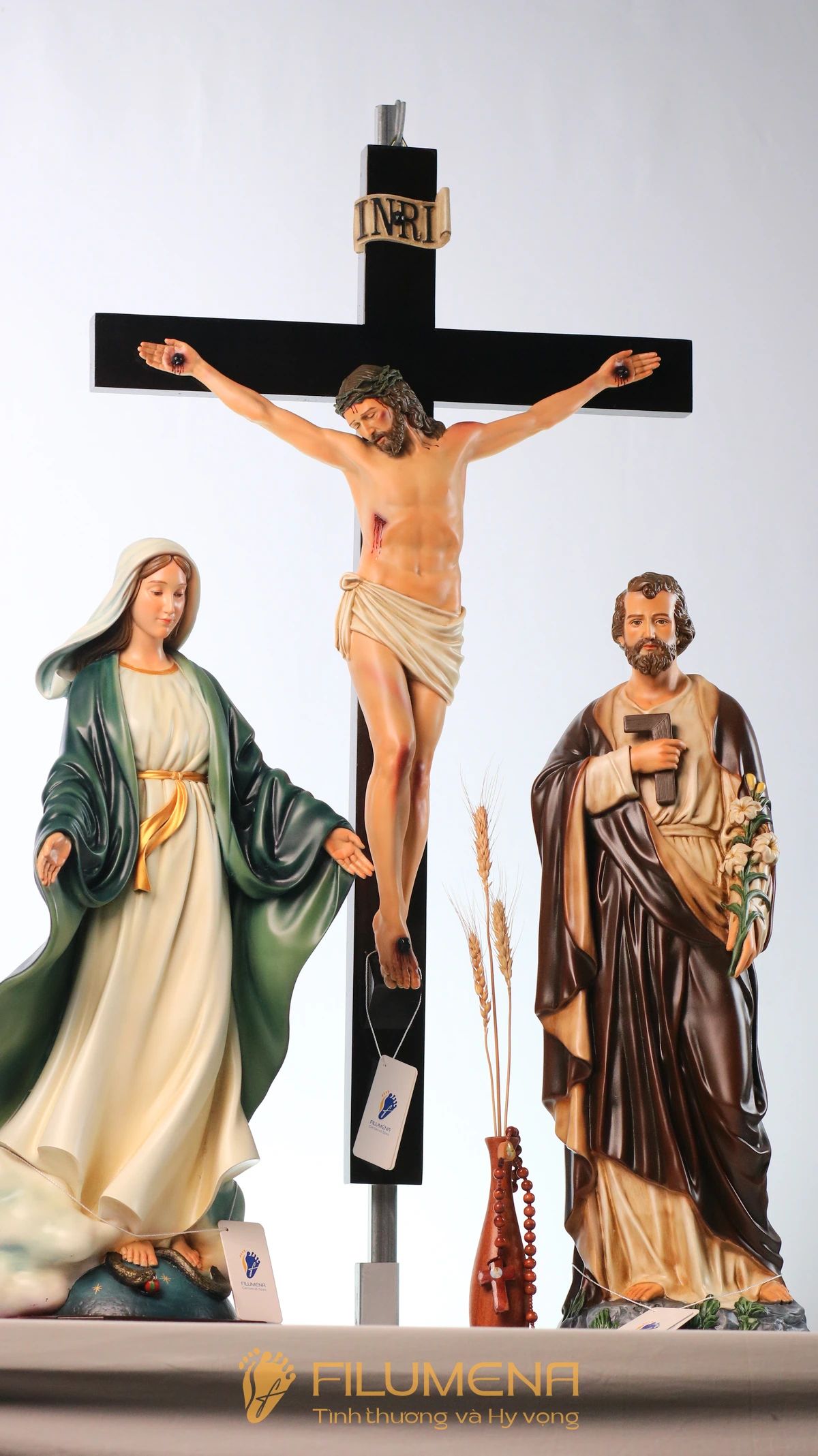 Bàn thờ Chúa tại Mỹ. Tượng Công giáo Filumena là tượng của Tình thương và Hy vọng. Bản quyền các tác phẩm tượng Công giáo thuộc về Filumena Art, Cộng hòa Pháp. Filumena sáng tác và sản xuất nhiều mẫu tượng Công giáo khác như Tượng Đức Mẹ Fatima, Tượng Đức Mẹ Lộ Đức, Tượng Đức Mẹ, Tượng Mẹ Maria, Tượng Đức Mẹ để xe hơi