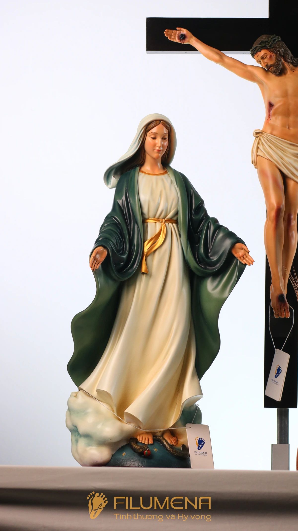 Một số không gian bài trí có tượng Đức Mẹ giúp người đọc so sánh cảm giác giữa chất gỗ, ánh sáng và độ hiện diện của pho tượng