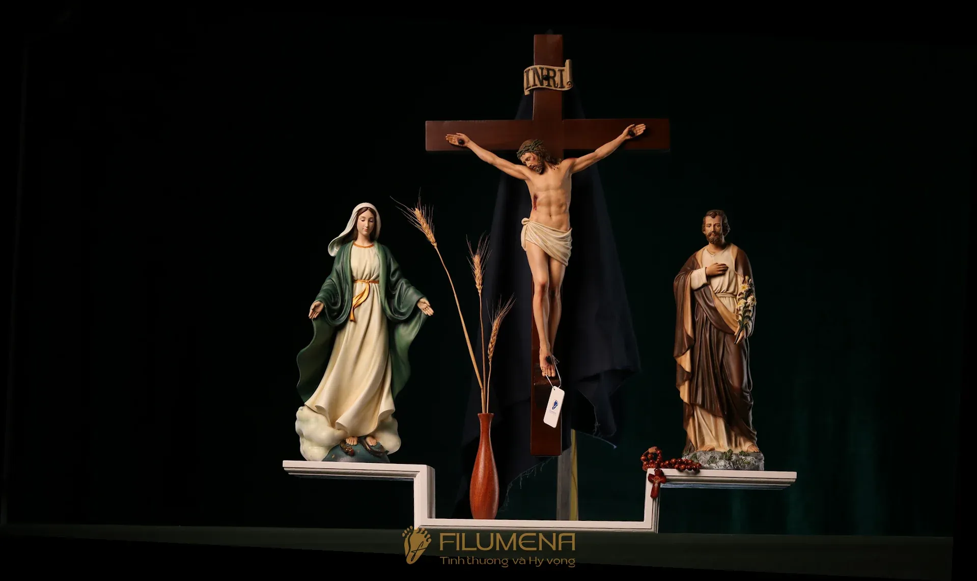 Bàn thờ Chúa phòng khách tại TP HCM. Tượng Công Giáo Filumena được sáng tác bởi các nghệ sĩ Filumena. Mỗi tác phẩm đều là đóng góp của quý vị cho các việc bác ái. Tượng làm bằng chất liệu bột đá tự nhiên và resin, có đủ các kích thước từ 15, 20 cm tới 1m và lớn hơn nữa.
