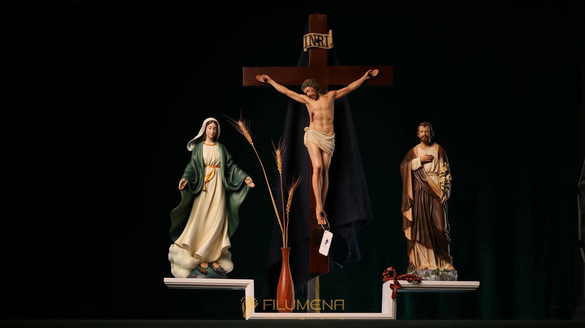 Bàn thờ Chúa và gia tiên tại TGP. Sài Gòn. Tượng Công giáo Filumena là tượng của Tình thương và Hy vọng. Bản quyền các tác phẩm tượng Công giáo thuộc về Filumena Art, Cộng hòa Pháp. Filumena sáng tác và sản xuất nhiều mẫu tượng Công giáo khác như Tượng Đức Mẹ La Vang, Tượng Thánh Antôn, Bàn thờ Chúa, Bàn thờ Chúa - tượng Công giáo Filumena, Bàn thờ Chúa và gia tiên