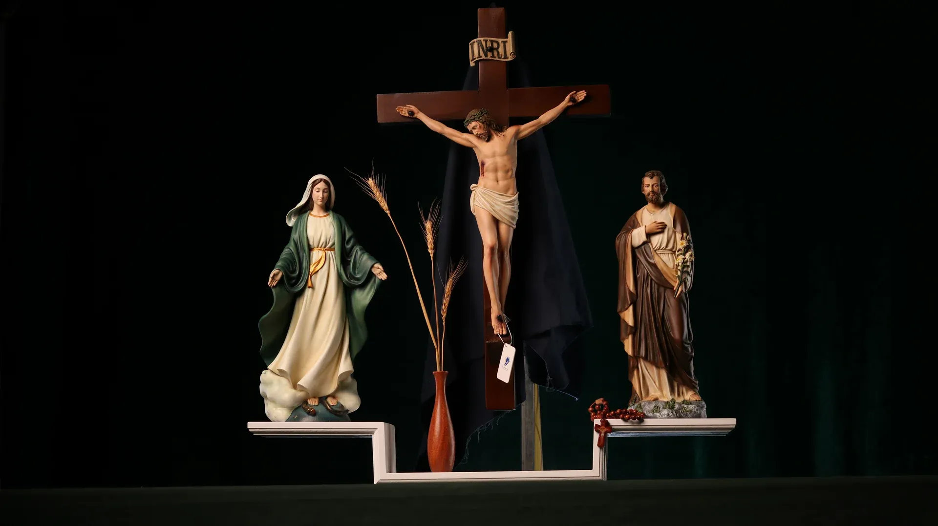 Bàn thờ Chúa phòng khách tại hải ngoại. Tượng Công Giáo Filumena được sáng tác bởi các nghệ sĩ Filumena. Mỗi tác phẩm đều là đóng góp của quý vị cho các việc bác ái. Tượng làm bằng chất liệu bột đá tự nhiên và resin, có đủ các kích thước từ 15, 20 cm tới 1m và lớn hơn nữa.