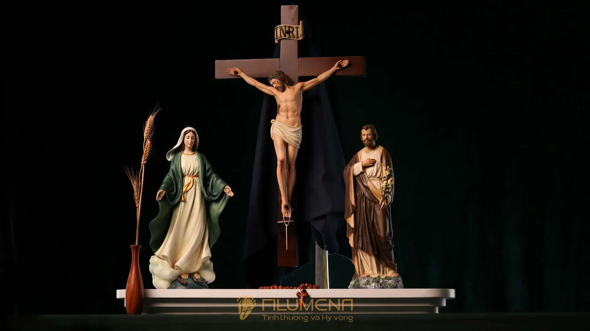 Bàn thờ Chúa phòng khách tại TGP Hà Nội. Tượng Công Giáo Filumena được sáng tác bởi các nghệ sĩ Filumena. Mỗi tác phẩm đều là đóng góp của quý vị cho các việc bác ái. Tượng làm bằng chất liệu bột đá tự nhiên và resin, có đủ các kích thước từ 15, 20 cm tới 1m và lớn hơn nữa.