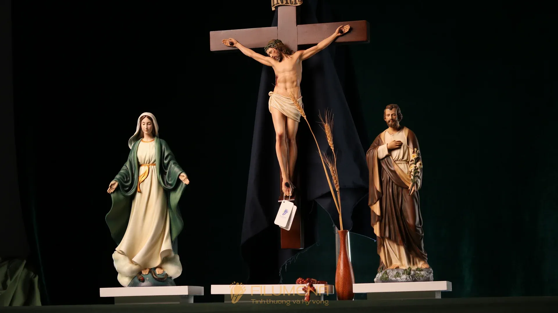 Bàn thờ Chúa phòng khách tại Đắk Lắk. Tượng Công Giáo Filumena được sáng tác bởi các nghệ sĩ Filumena. Mỗi tác phẩm đều là đóng góp của quý vị cho các việc bác ái. Tượng làm bằng chất liệu bột đá tự nhiên và resin, có đủ các kích thước từ 15, 20 cm tới 1m và lớn hơn nữa.