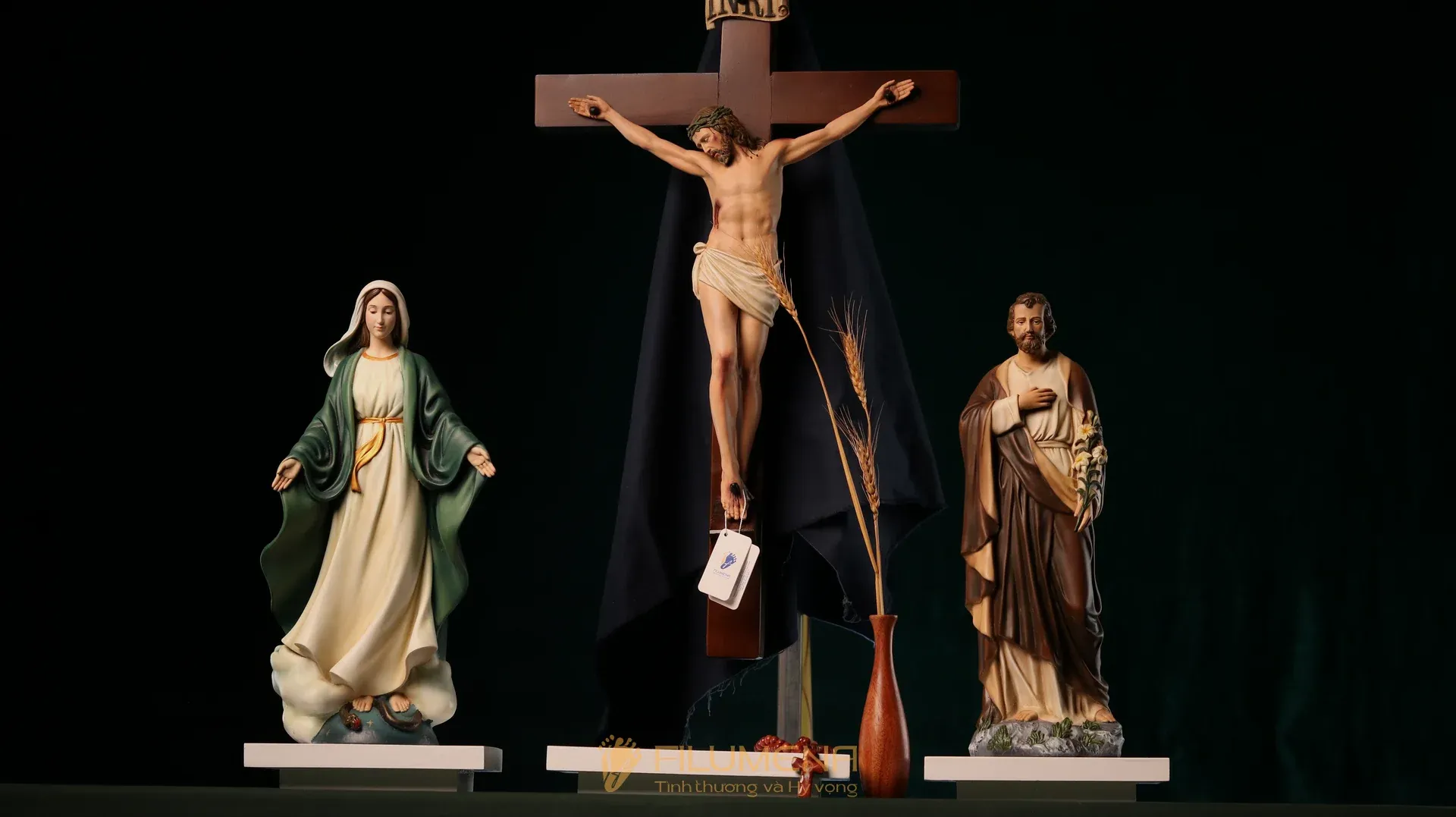 Tượng Chúa Giê-su tại Kiên Lao. Tượng Công Giáo Filumena được sáng tác bởi các nghệ sĩ Filumena. Mỗi tác phẩm đều là đóng góp của quý vị cho các việc bác ái. Tượng làm bằng chất liệu bột đá tự nhiên và resin, có đủ các kích thước từ 15, 20 cm tới 1m và lớn hơn nữa.