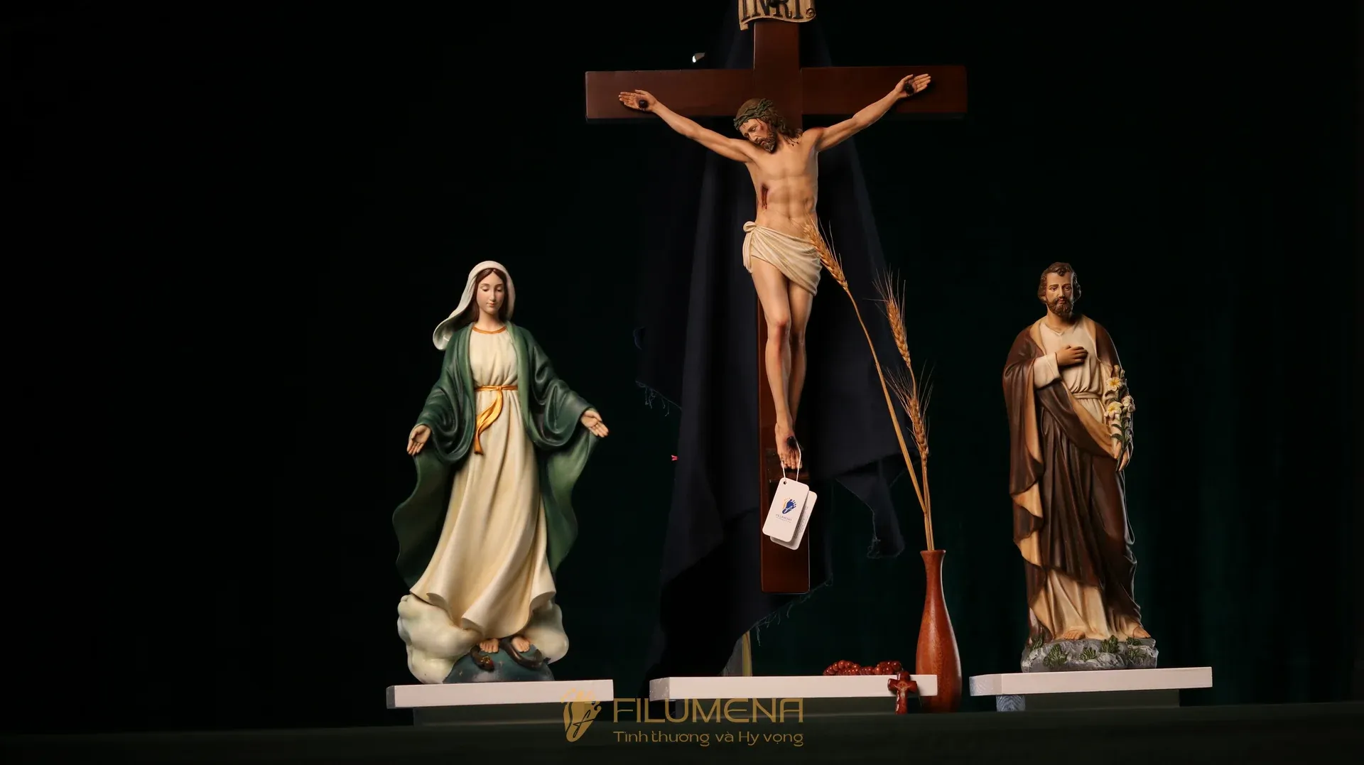 Bàn thờ Công giáo phòng khách tại Đồng Nai. Tượng Công Giáo Filumena được sáng tác bởi các nghệ sĩ Filumena. Mỗi tác phẩm đều là đóng góp của quý vị cho các việc bác ái. Tượng làm bằng chất liệu bột đá tự nhiên và resin, có đủ các kích thước từ 15, 20 cm tới 1m và lớn hơn nữa.