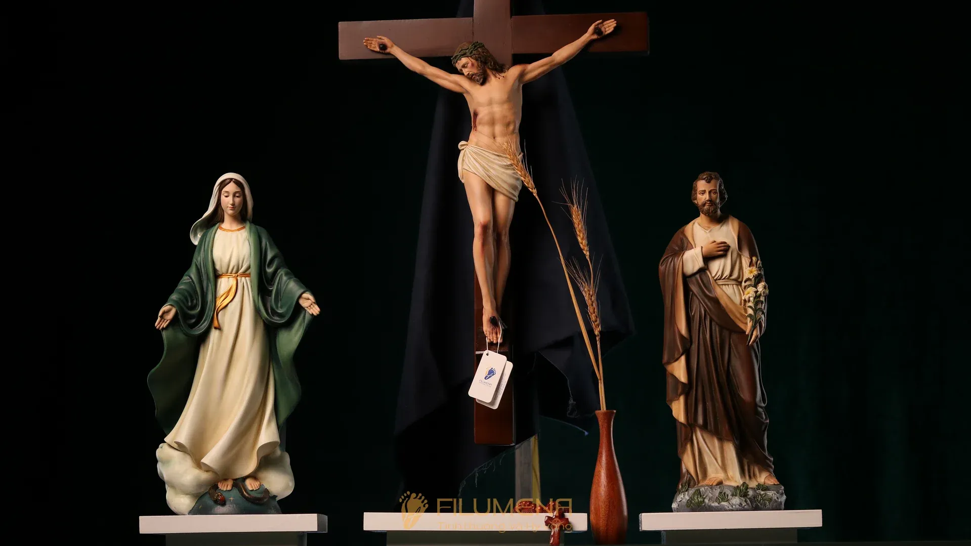 Bàn thờ Chúa phòng khách tại Sài Gòn. Tượng Công Giáo Filumena được sáng tác bởi các nghệ sĩ Filumena. Mỗi tác phẩm đều là đóng góp của quý vị cho các việc bác ái. Tượng làm bằng chất liệu bột đá tự nhiên và resin, có đủ các kích thước từ 15, 20 cm tới 1m và lớn hơn nữa.