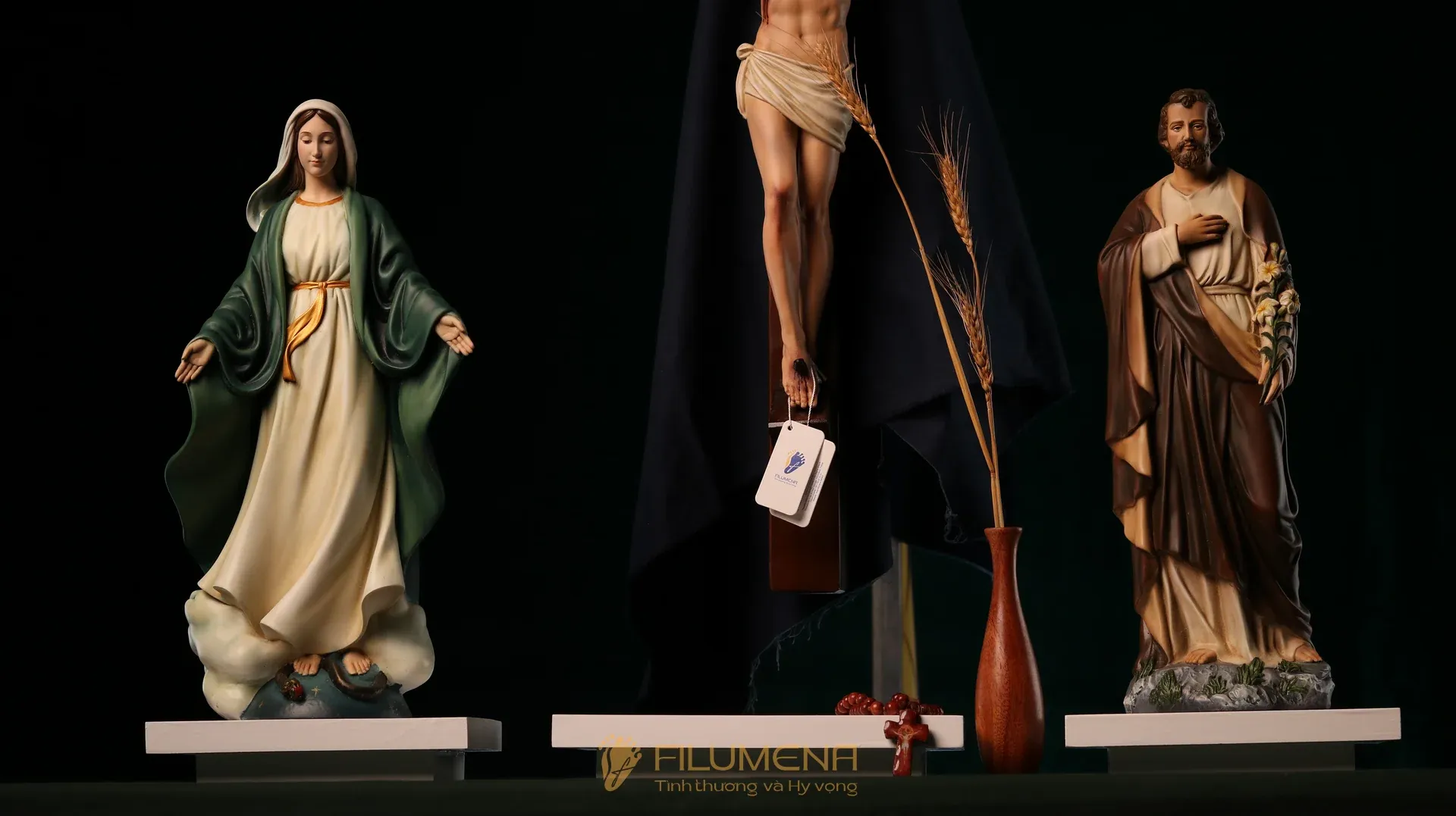 Tượng chịu nạn tại Đà Nẵng. Tượng Công Giáo Filumena được sáng tác bởi các nghệ sĩ Filumena. Mỗi tác phẩm đều là đóng góp của quý vị cho các việc bác ái. Tượng làm bằng chất liệu bột đá tự nhiên và resin, có đủ các kích thước từ 15, 20 cm tới 1m và lớn hơn nữa.