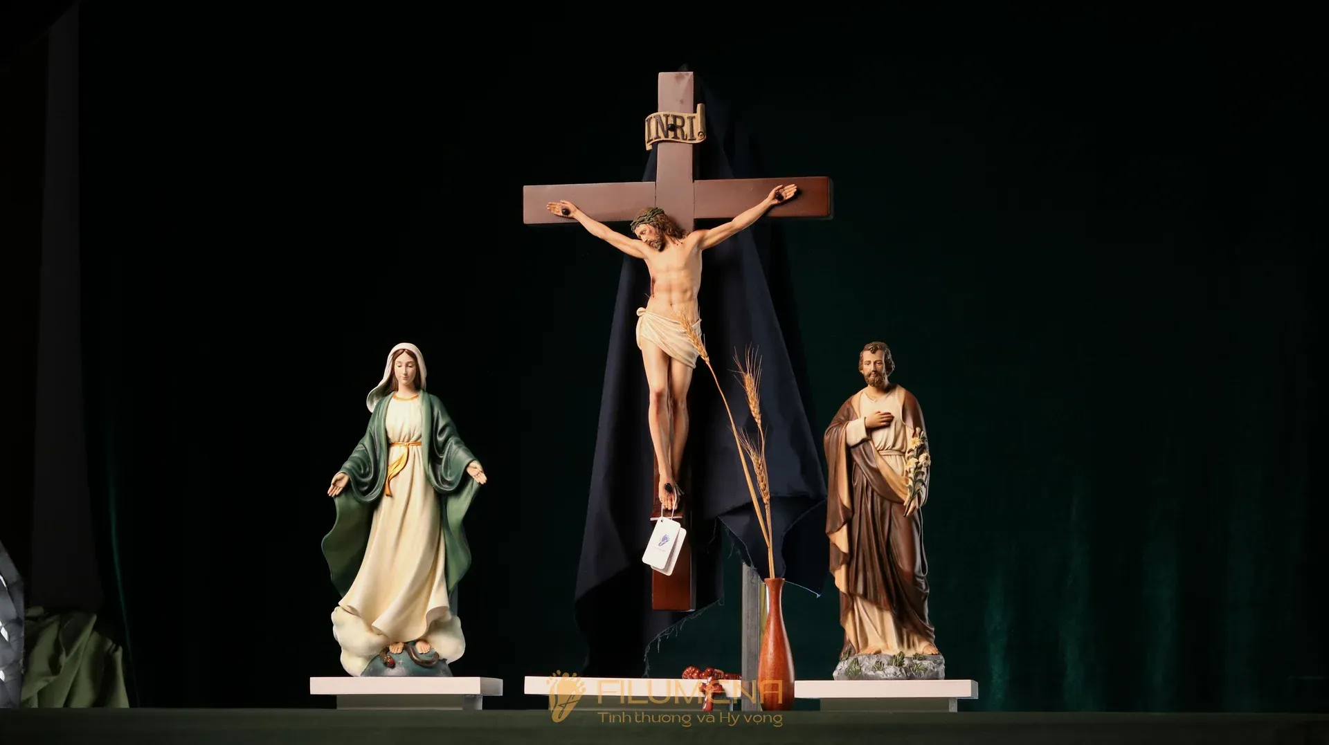 Bàn thờ Chúa phòng khách tại Huế. Tượng Công Giáo Filumena được sáng tác bởi các nghệ sĩ Filumena. Mỗi tác phẩm đều là đóng góp của quý vị cho các việc bác ái. Tượng làm bằng chất liệu bột đá tự nhiên và resin, có đủ các kích thước từ 15, 20 cm tới 1m và lớn hơn nữa.