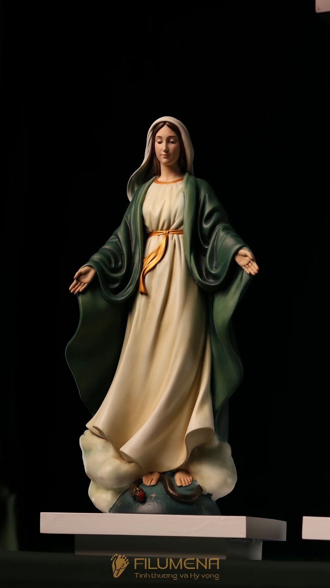 Bàn thờ Chúa phòng khách tại Nhà sách Dòng Mến Thánh Giá Hà Nội. Tượng Công giáo Filumena là tượng của Tình thương và Hy vọng. Bản quyền các tác phẩm tượng Công giáo thuộc về Filumena Art, Cộng hòa Pháp. Filumena sáng tác và sản xuất nhiều mẫu tượng Công giáo khác như Tượng công giáo mini, Tượng chuộc tội, Tượng chịu nạn, Tượng Chúa Giê-su, Tượng Chúa