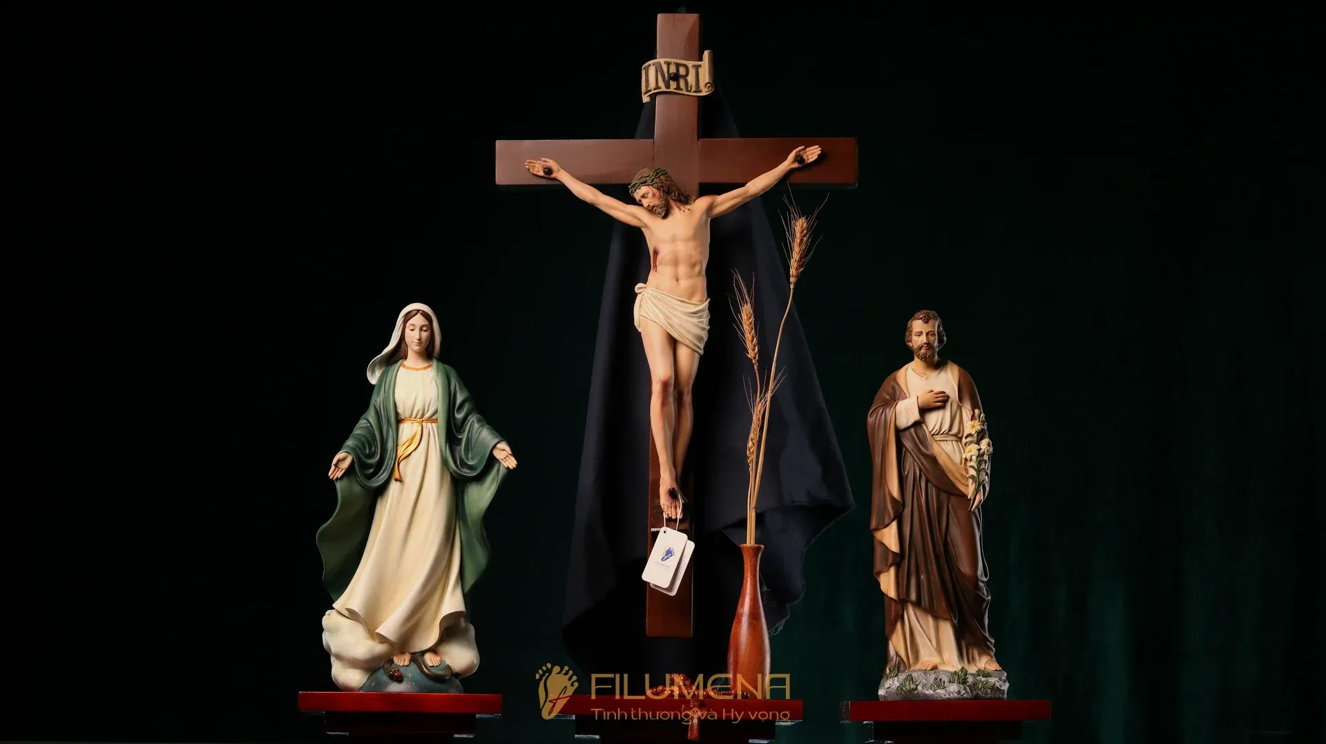 Bàn thờ Công giáo phòng khách tại Nhà sách Đức Bà Hòa Bình Sài Gòn. Tượng Công Giáo Filumena được sáng tác bởi các nghệ sĩ Filumena. Mỗi tác phẩm đều là đóng góp của quý vị cho các việc bác ái. Tượng làm bằng chất liệu bột đá tự nhiên và resin, có đủ các kích thước từ 15, 20 cm tới 1m và lớn hơn nữa.