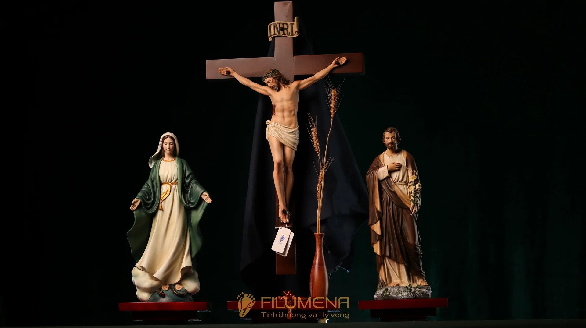 Bàn thờ Chúa và gia tiên tại TGP. Sài Gòn. Tượng Công giáo Filumena là tượng của Tình thương và Hy vọng. Bản quyền các tác phẩm tượng Công giáo thuộc về Filumena Art, Cộng hòa Pháp. Filumena sáng tác và sản xuất nhiều mẫu tượng Công giáo khác như Tượng Đức Mẹ La Vang, Tượng Thánh Antôn, Bàn thờ Chúa, Bàn thờ Chúa - tượng Công giáo Filumena, Bàn thờ Chúa và gia tiên