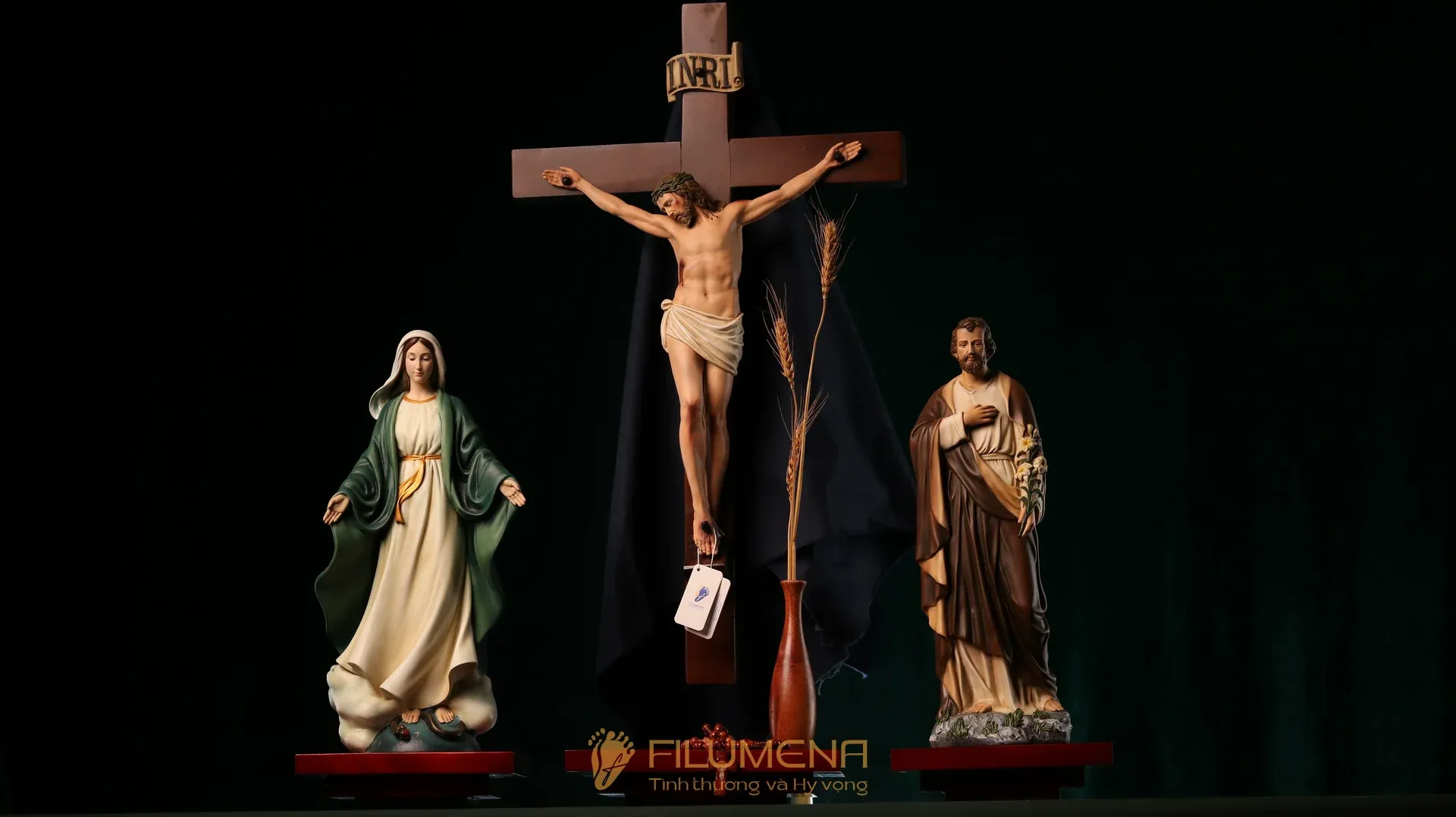 Bàn thờ Chúa và gia tiên tại TP HCM. Tượng Công Giáo Filumena được sáng tác bởi các nghệ sĩ Filumena. Mỗi tác phẩm đều là đóng góp của quý vị cho các việc bác ái. Tượng làm bằng chất liệu bột đá tự nhiên và resin, có đủ các kích thước từ 15, 20 cm tới 1m và lớn hơn nữa.