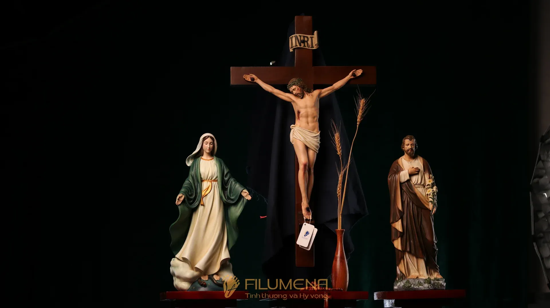 Bàn thờ Chúa phòng khách tại Phát Diệm. Tượng Công Giáo Filumena được sáng tác bởi các nghệ sĩ Filumena. Mỗi tác phẩm đều là đóng góp của quý vị cho các việc bác ái. Tượng làm bằng chất liệu bột đá tự nhiên và resin, có đủ các kích thước từ 15, 20 cm tới 1m và lớn hơn nữa.