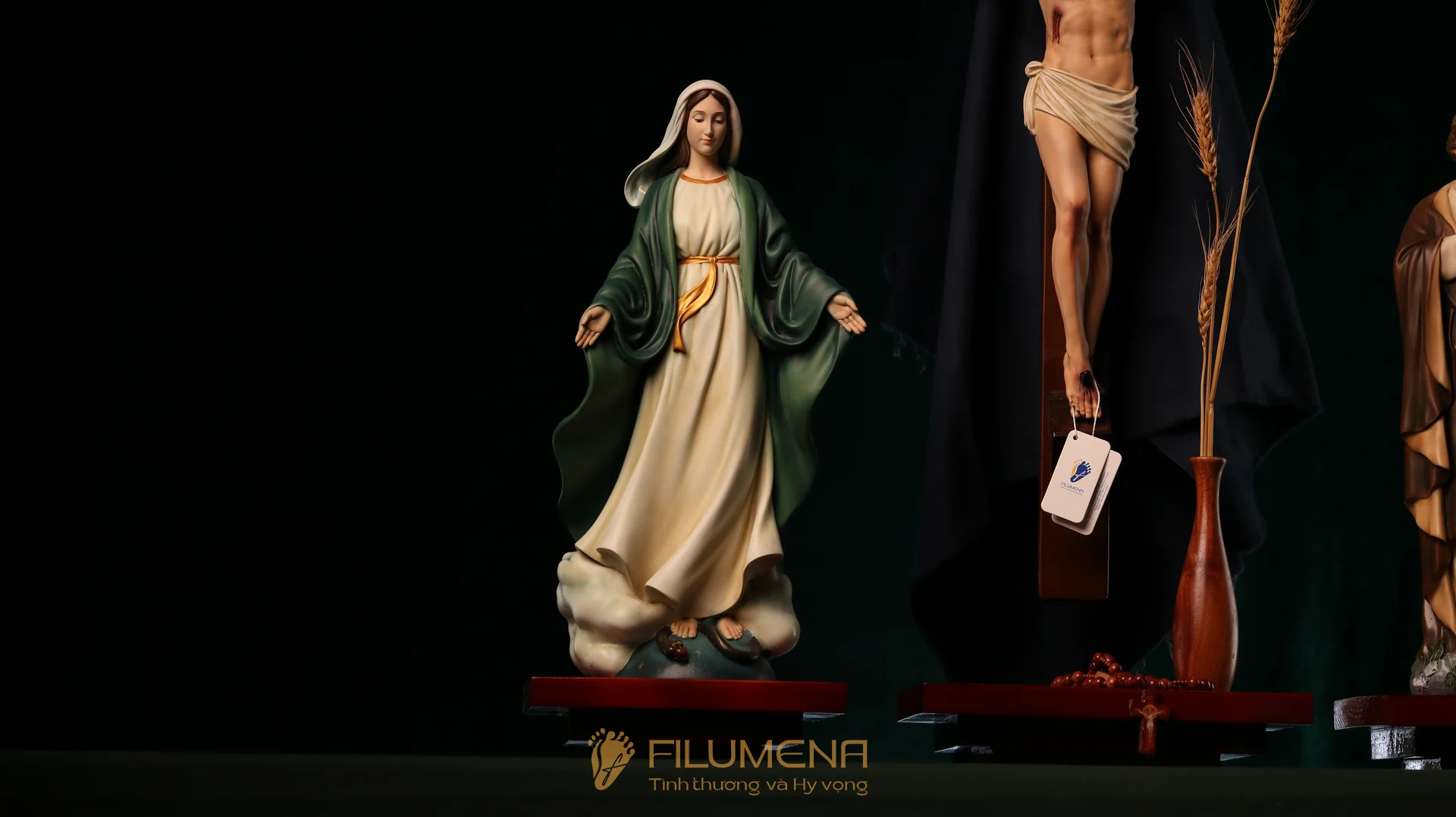 Một số mẫu tượng Công giáo Filumena cho thấy vẻ mộc và cảm giác ấm của chất liệu gỗ trong không gian cầu nguyện.
