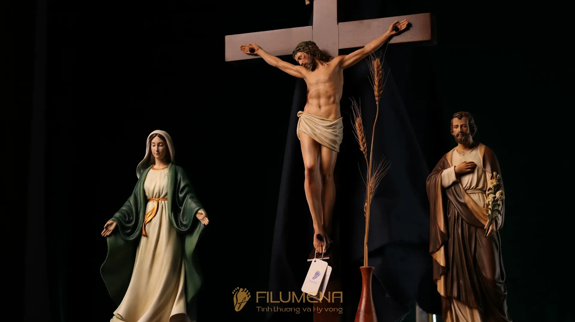 Bàn thờ Chúa phòng khách tại Buôn Mê Thuột. Tượng Công Giáo Filumena được sáng tác bởi các nghệ sĩ Filumena. Mỗi tác phẩm đều là đóng góp của quý vị cho các việc bác ái. Tượng làm bằng chất liệu bột đá tự nhiên và resin, có đủ các kích thước từ 15, 20 cm tới 1m và lớn hơn nữa.