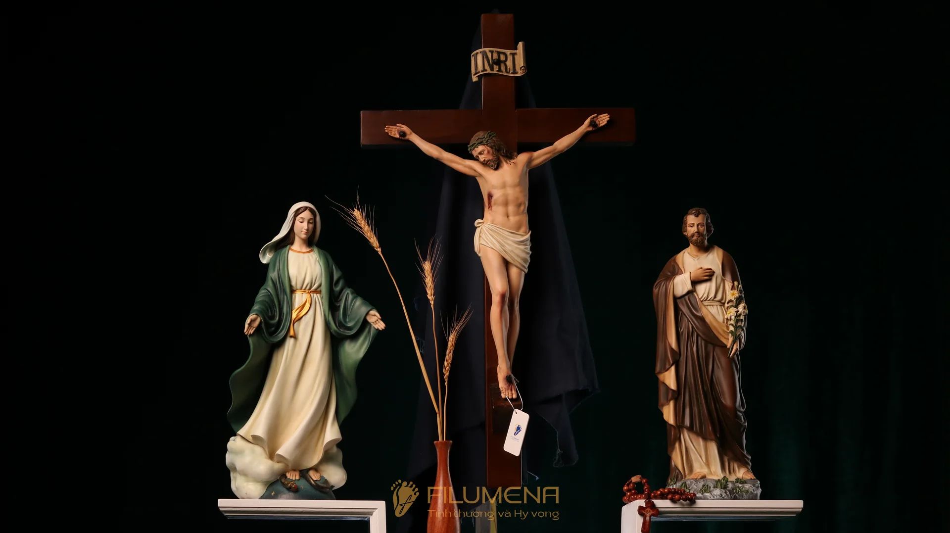 Bàn thờ Chúa phòng khách đẹp bằng gỗ 1 bệ 2 cánh mã BT4