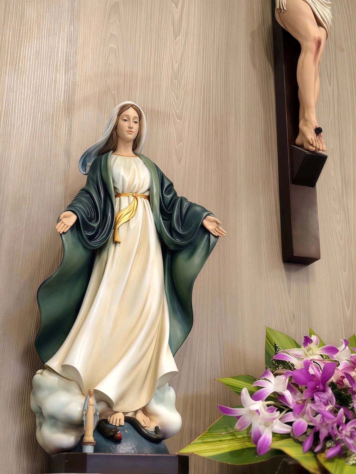 Một số hình ảnh không gian bàn thờ trong nhà giúp người đọc cảm nhận rõ hơn cách màu sắc của tượng Chúa chịu nạn ảnh hưởng đến bầu khí chung