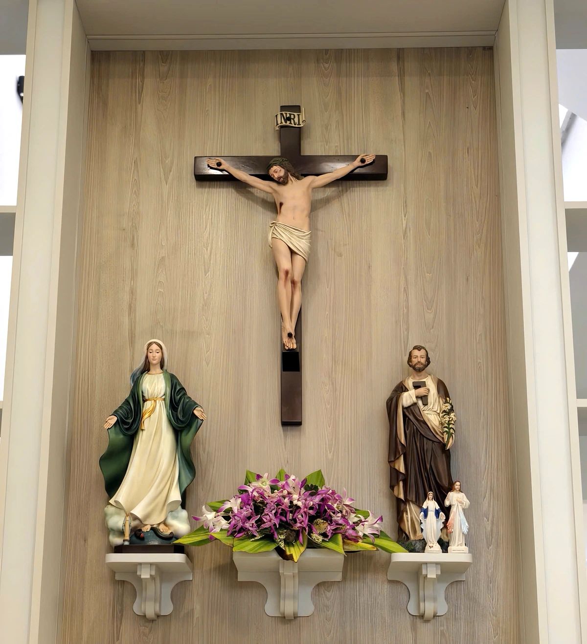 Một số góc đặt tượng Đức Mẹ trong không gian gia đình giúp người đọc hình dung rõ hơn sự khác nhau giữa bàn thờ, góc cầu nguyện và khu sinh hoạt chung