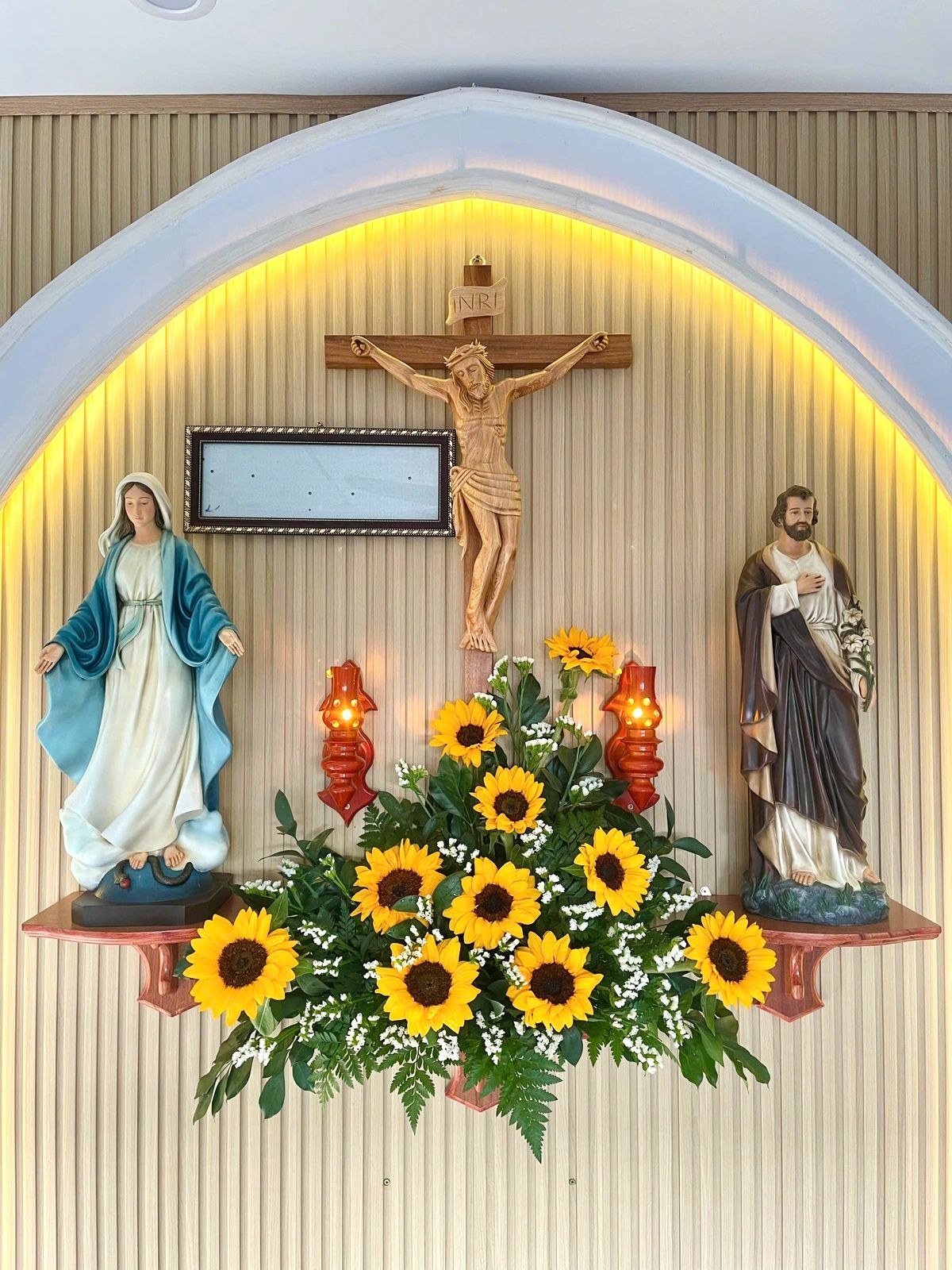 Một số góc đặt tượng Đức Mẹ trong không gian gia đình giúp người đọc hình dung rõ hơn sự khác nhau giữa bàn thờ, góc cầu nguyện và khu sinh hoạt chung