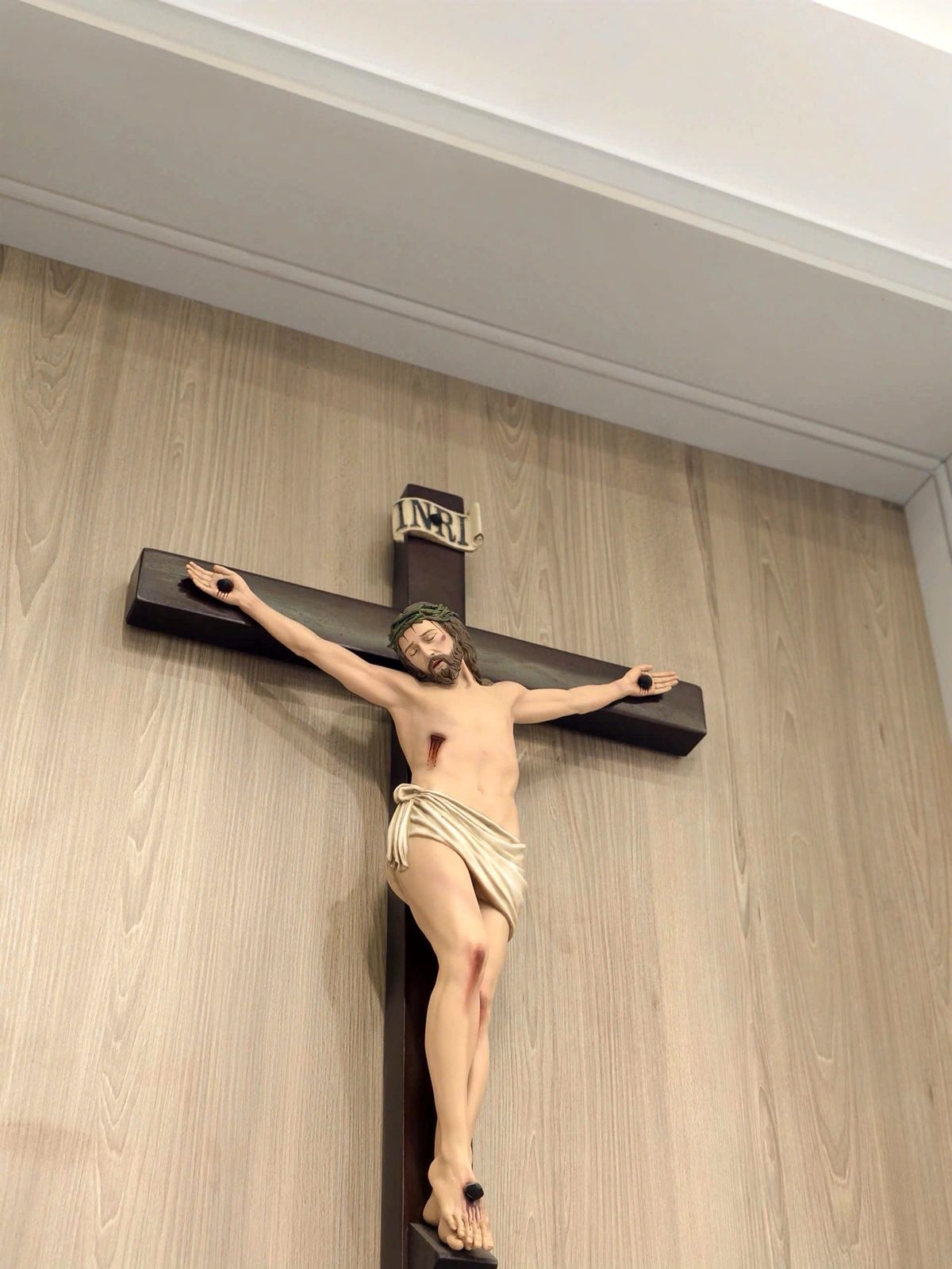 Một số góc đặt tượng Đức Mẹ trong không gian gia đình giúp người đọc hình dung rõ hơn sự khác nhau giữa bàn thờ, góc cầu nguyện và khu sinh hoạt chung