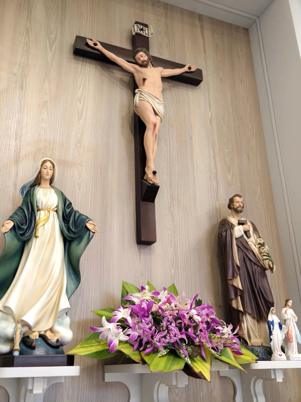 Một số góc đặt tượng Đức Mẹ trong không gian gia đình giúp người đọc hình dung rõ hơn sự khác nhau giữa bàn thờ, góc cầu nguyện và khu sinh hoạt chung