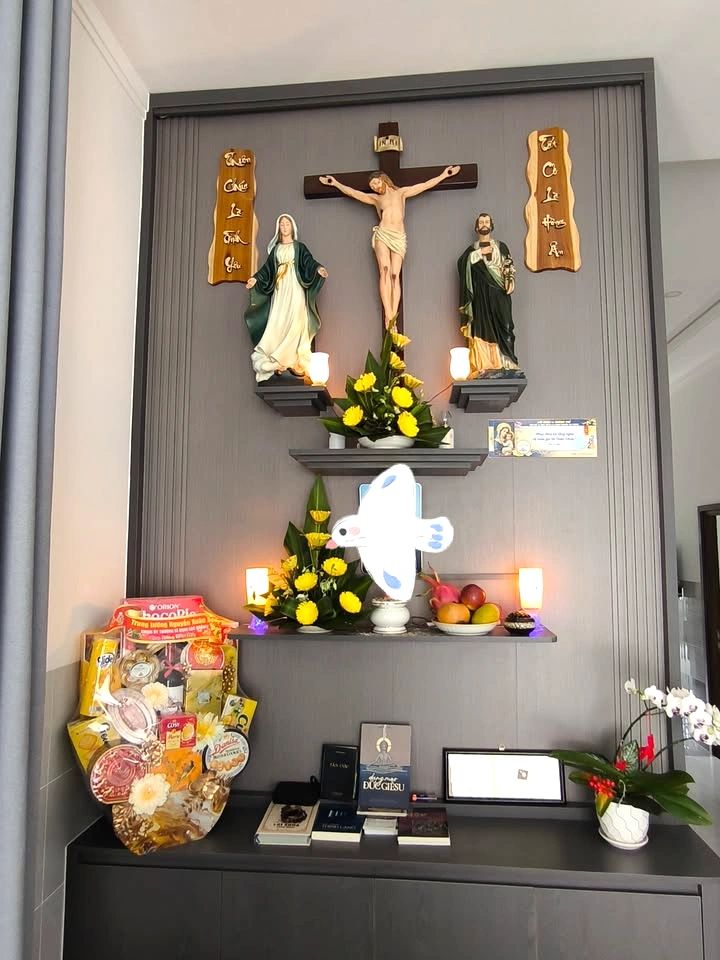 Một số hình ảnh không gian bàn thờ trong nhà giúp người đọc cảm nhận rõ hơn cách màu sắc của tượng Chúa chịu nạn ảnh hưởng đến bầu khí chung