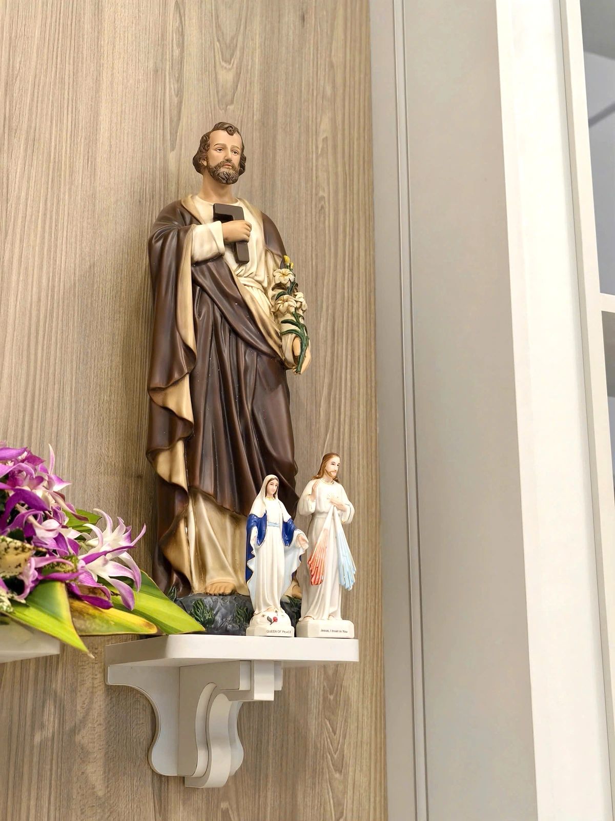 Một số hình ảnh không gian bàn thờ trong nhà giúp người đọc hình dung rõ hơn cách tượng Chúa chịu nạn với các hoàn thiện khác nhau hòa vào bối cảnh sống thực tế