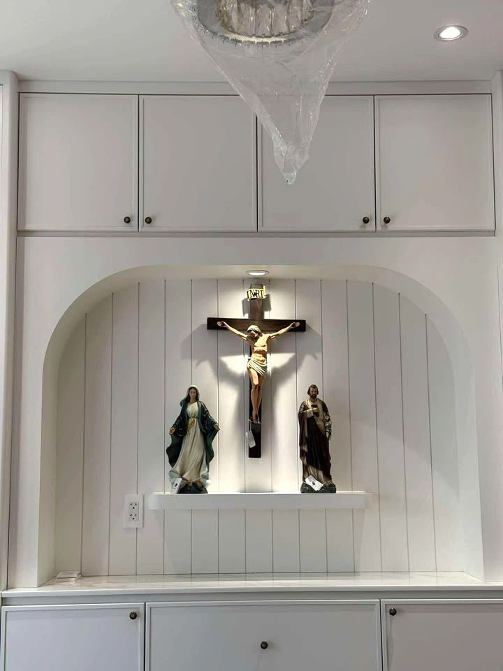 Một số hình ảnh không gian bàn thờ trong nhà giúp người đọc cảm nhận rõ hơn cách màu sắc của tượng Chúa chịu nạn ảnh hưởng đến bầu khí chung