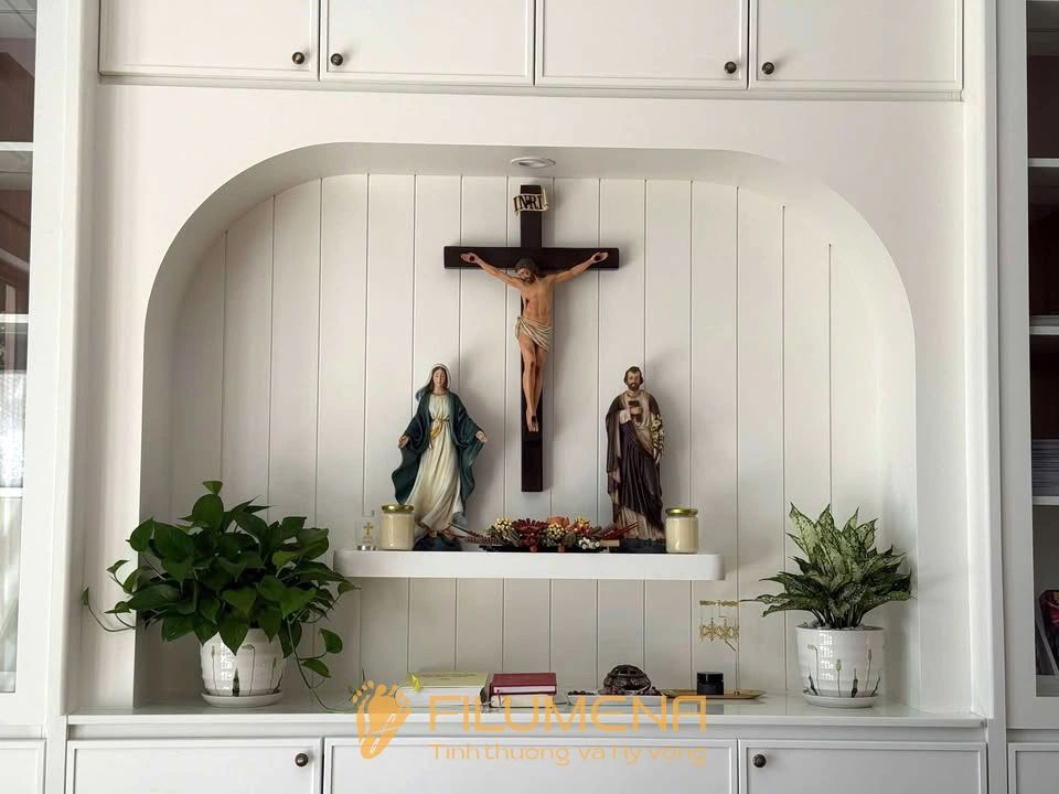 Một số hình ảnh không gian bàn thờ trong nhà giúp người đọc hình dung rõ hơn cách tượng Chúa chịu nạn với các hoàn thiện khác nhau hòa vào bối cảnh sống thực tế