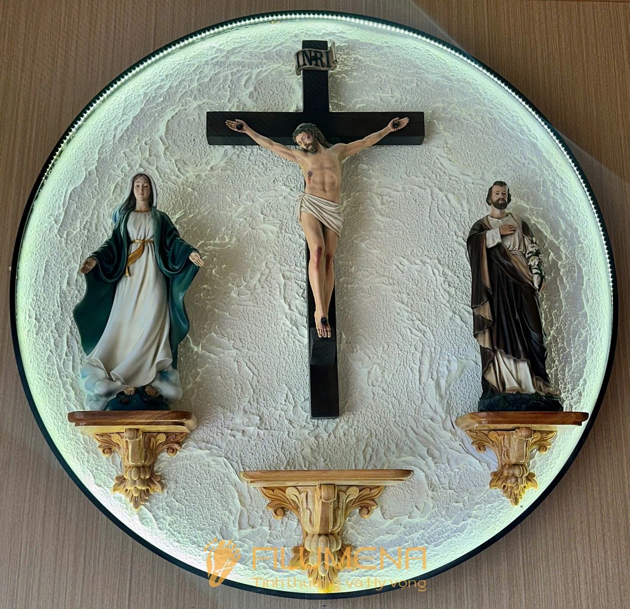 Một số hình ảnh không gian bàn thờ trong nhà giúp người đọc cảm nhận rõ hơn cách màu sắc của tượng Chúa chịu nạn ảnh hưởng đến bầu khí chung