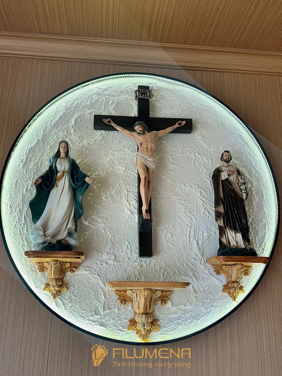 Hình ảnh thực tế về bàn thờ và không gian tiếp khách giúp người đọc tham khảo rõ hơn cách tượng Chúa chịu nạn hiện diện trong phòng khách