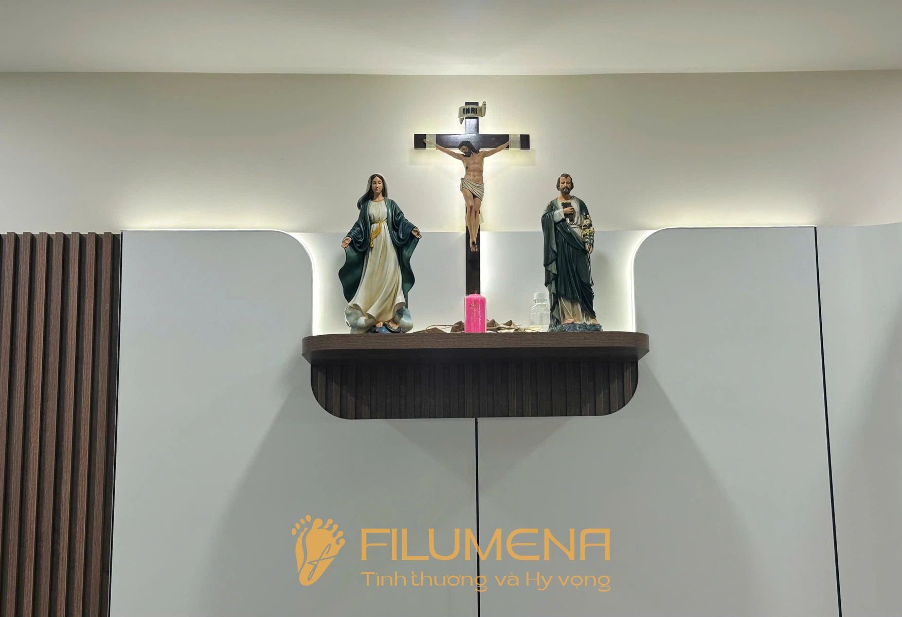 Một số hình ảnh không gian bàn thờ trong nhà giúp người đọc cảm nhận rõ hơn cách màu sắc của tượng Chúa chịu nạn ảnh hưởng đến bầu khí chung