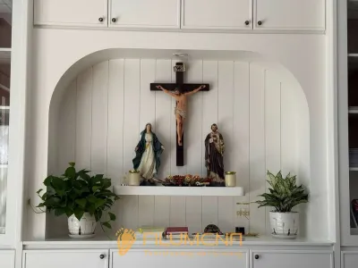 Một số góc đặt tượng Đức Mẹ trong không gian gia đình giúp người đọc hình dung rõ hơn sự khác nhau giữa bàn thờ, góc cầu nguyện và khu sinh hoạt chung