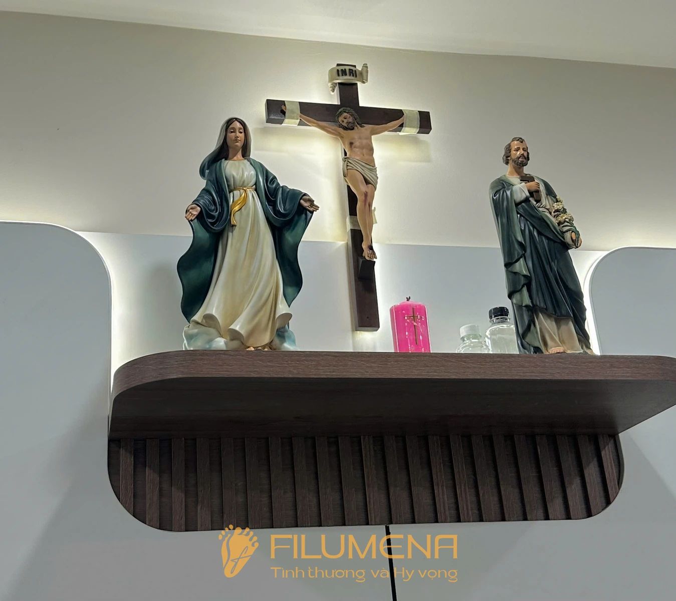 Một số hình ảnh không gian bàn thờ trong nhà giúp người đọc hình dung rõ hơn cách tượng Chúa chịu nạn với các hoàn thiện khác nhau hòa vào bối cảnh sống thực tế