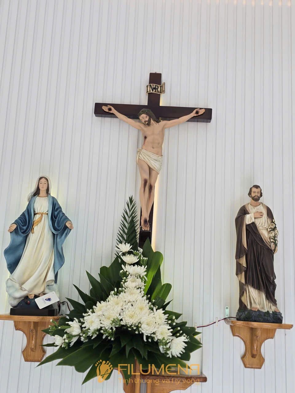 Một số hình ảnh không gian bàn thờ trong nhà giúp người đọc hình dung rõ hơn cách tượng Chúa chịu nạn với các hoàn thiện khác nhau hòa vào bối cảnh sống thực tế